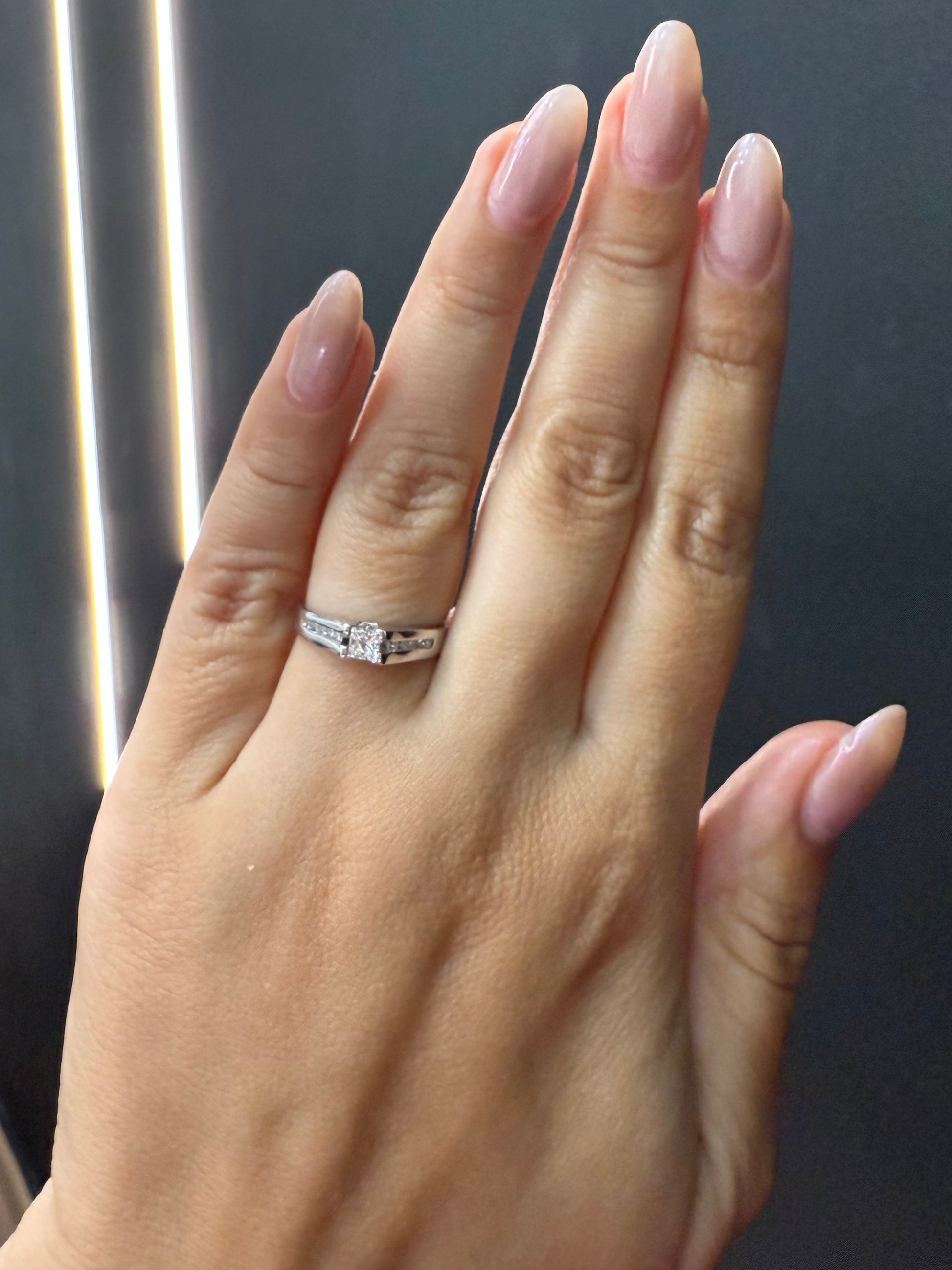 Oro Blanco 14k Princess 0.31ct Central + 0.15Laterales de Diamantes Naturales                            Anillo Compromiso OF2005