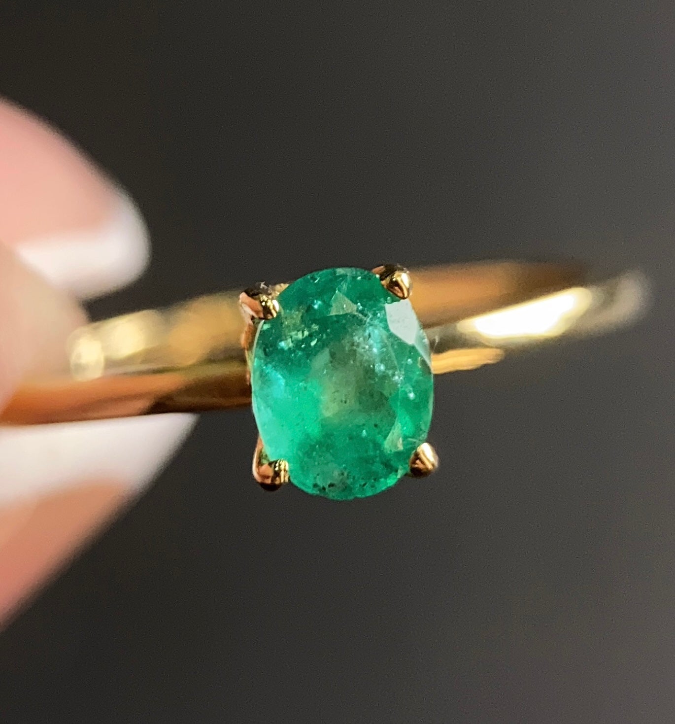 Oro Amarillo 14k Oval 0.45ct Central Esmeralda Natural + 0.05ct Laterales de Diamantes Naturales                            Anillo OF2320