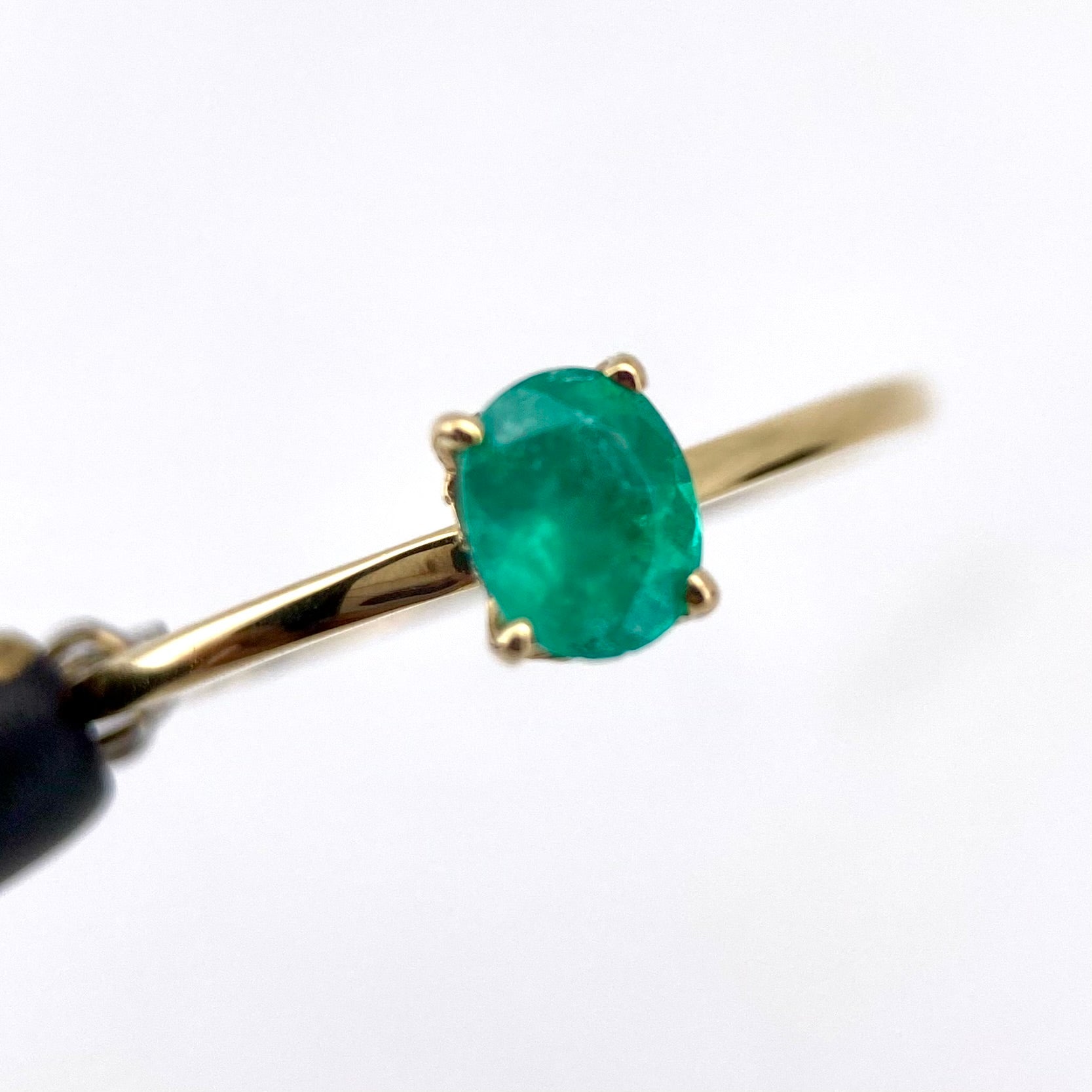 Oro Amarillo 14k Oval 0.45ct Central Esmeralda Natural + 0.05ct Laterales de Diamantes Naturales                            Anillo OF2320