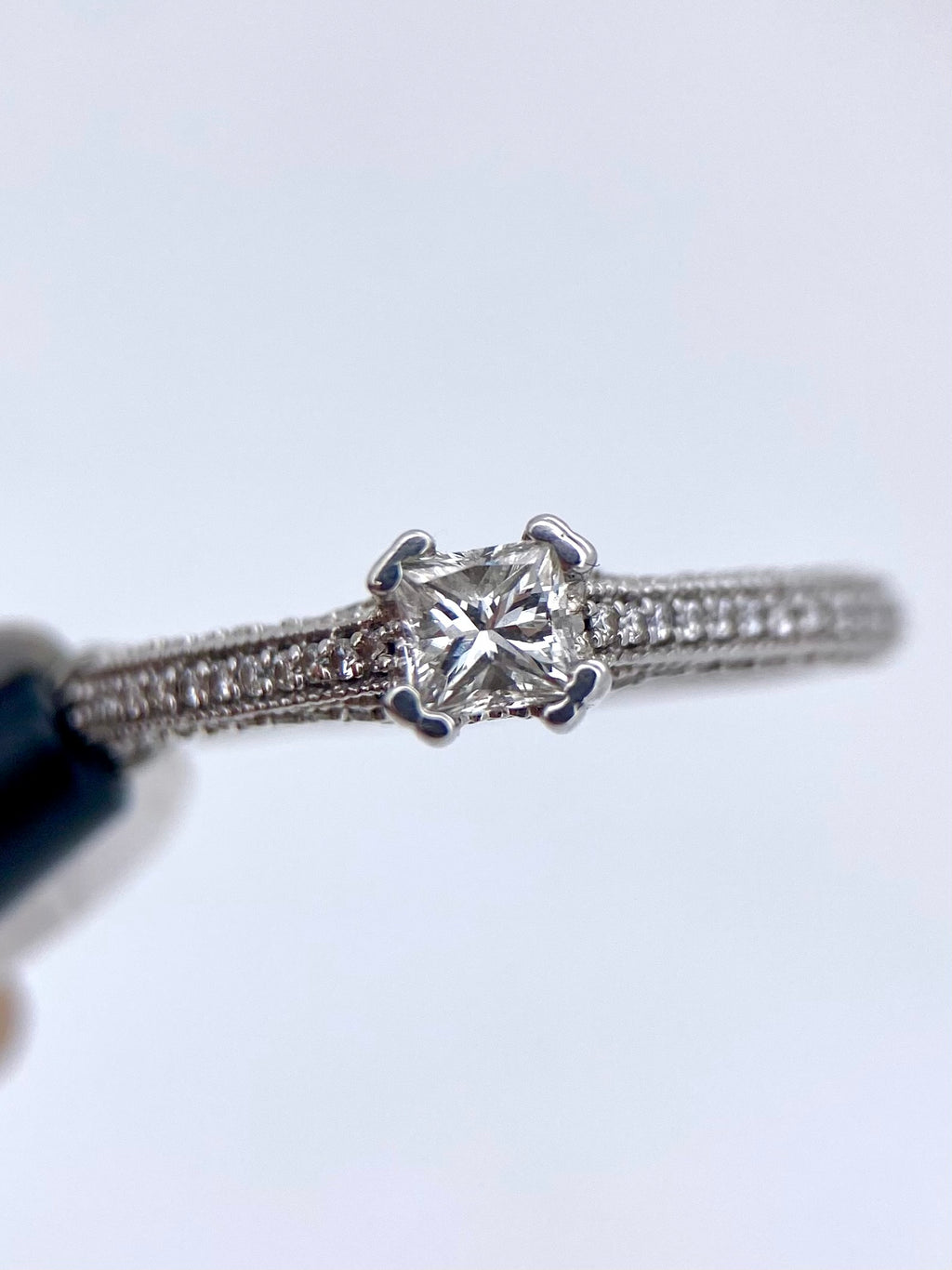 Oro Blanco 14k Princess 0.30ct + 0.35ct Laterales de Diamantes Naturales                            Anillo Compromiso OF2189