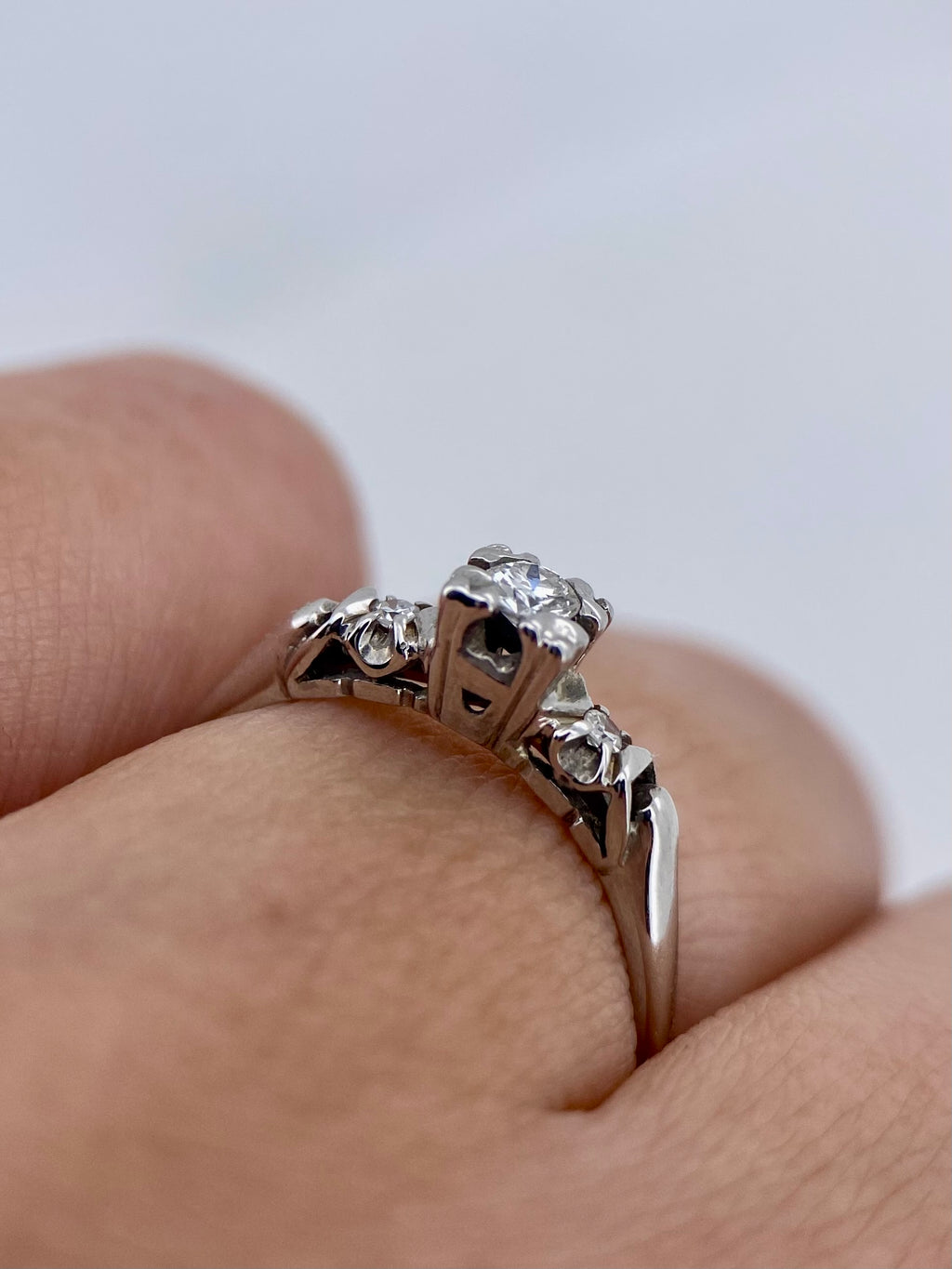 Oro Blanco 14k Redondo 0.07ct + 0.02ct de Diamante Natural.                                                  Anillo Compromiso OF1757