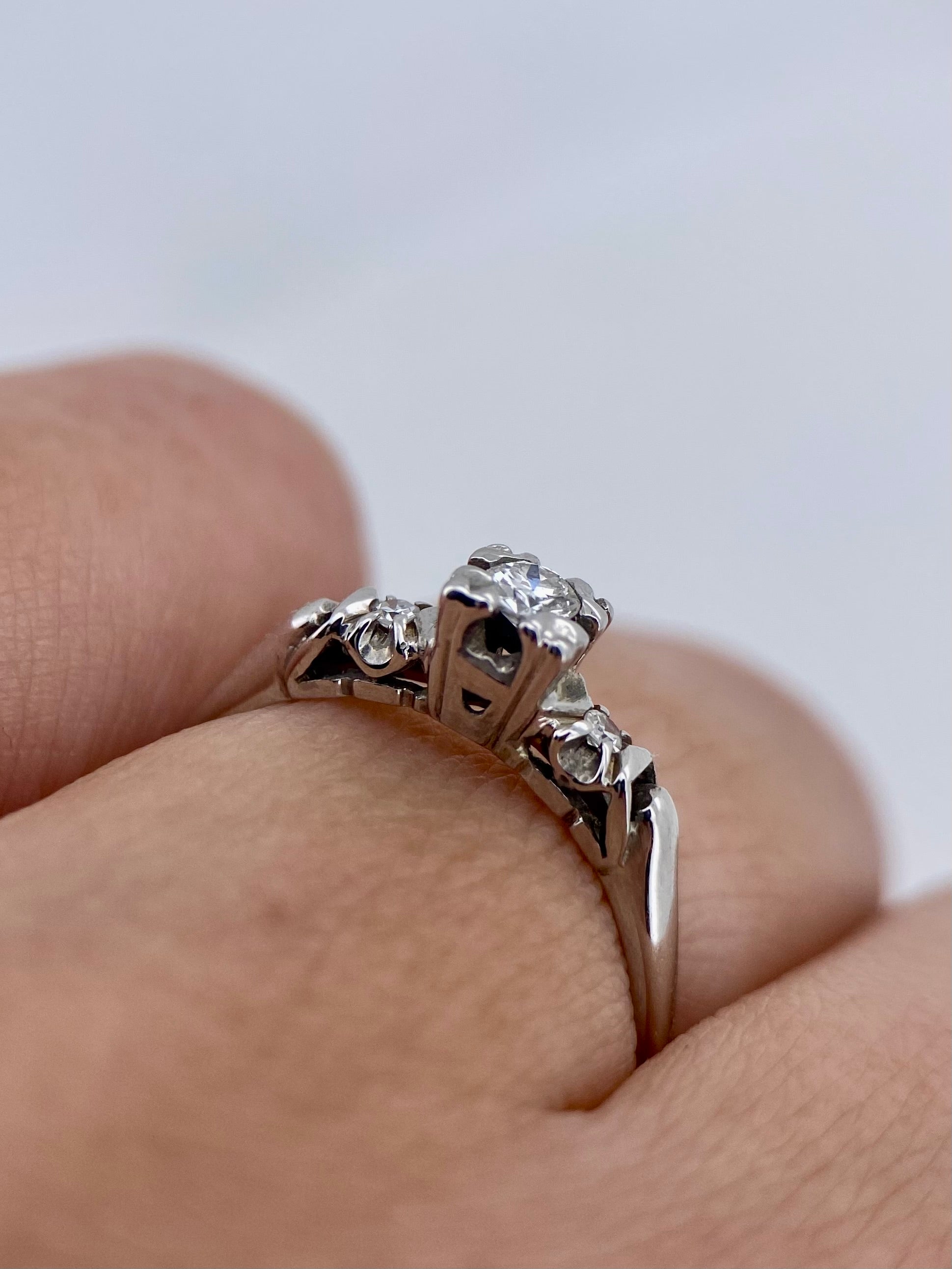 Oro Blanco 14k Redondo 0.07ct + 0.02ct de Diamante Natural.                                                  Anillo Compromiso OF1757