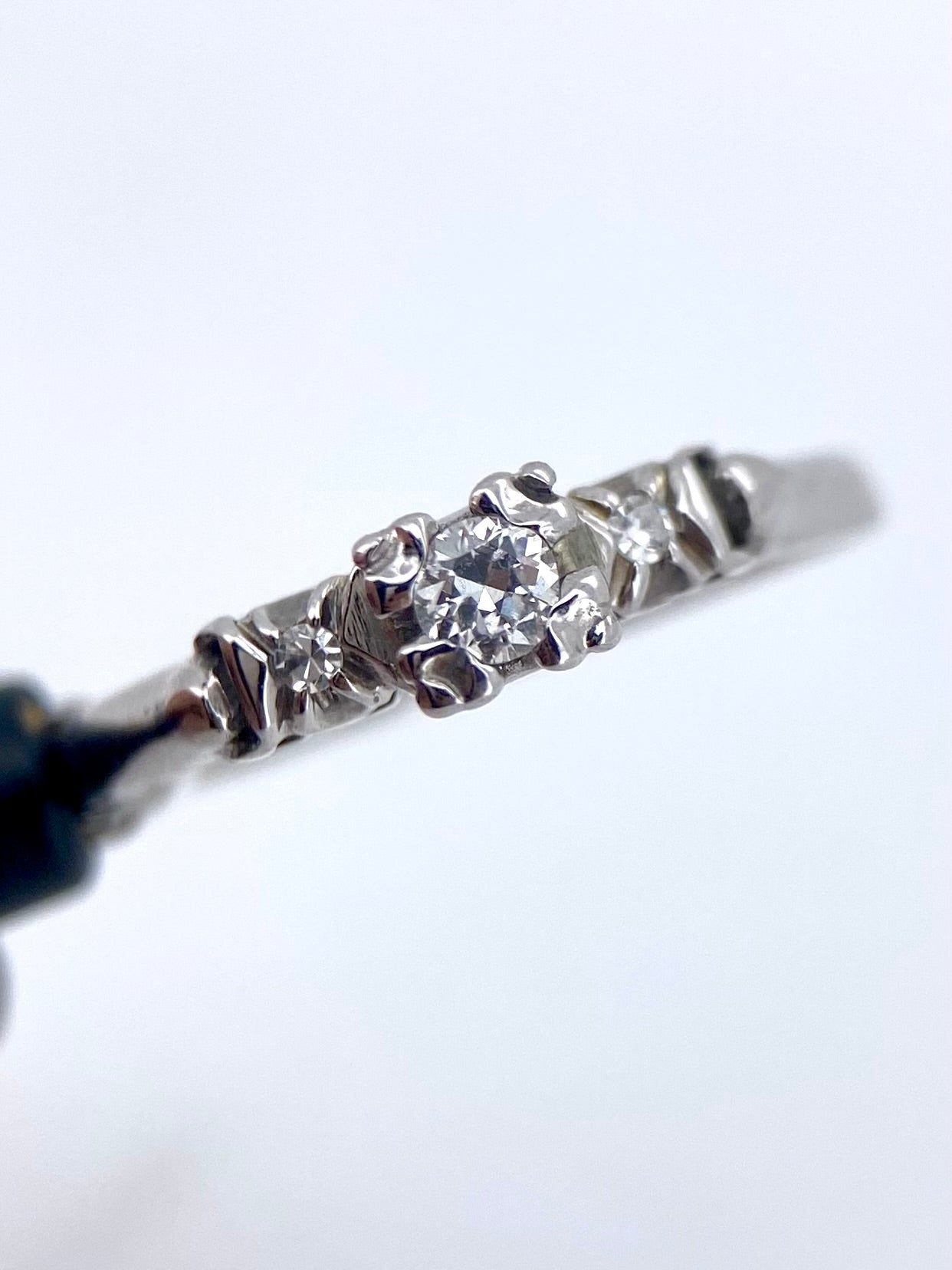 Oro Blanco 14k Redondo 0.07ct + 0.02ct de Diamante Natural.                                                  Anillo Compromiso OF1757