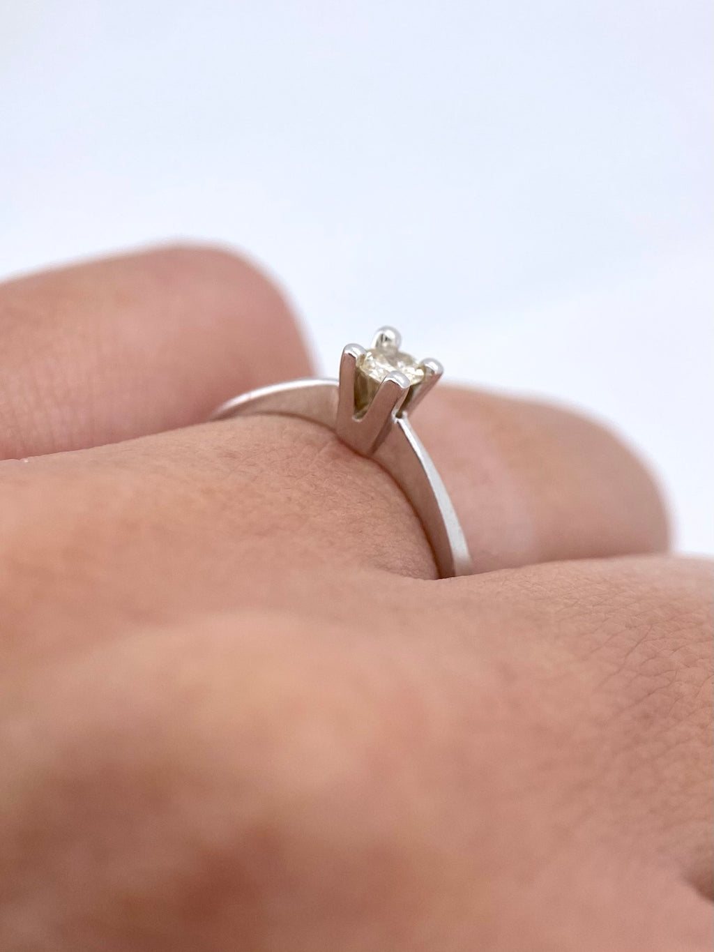 Oro Blanco 14k Redondo 0.11ct de Diamante Natural                                                  Anillo Compromiso OF1034