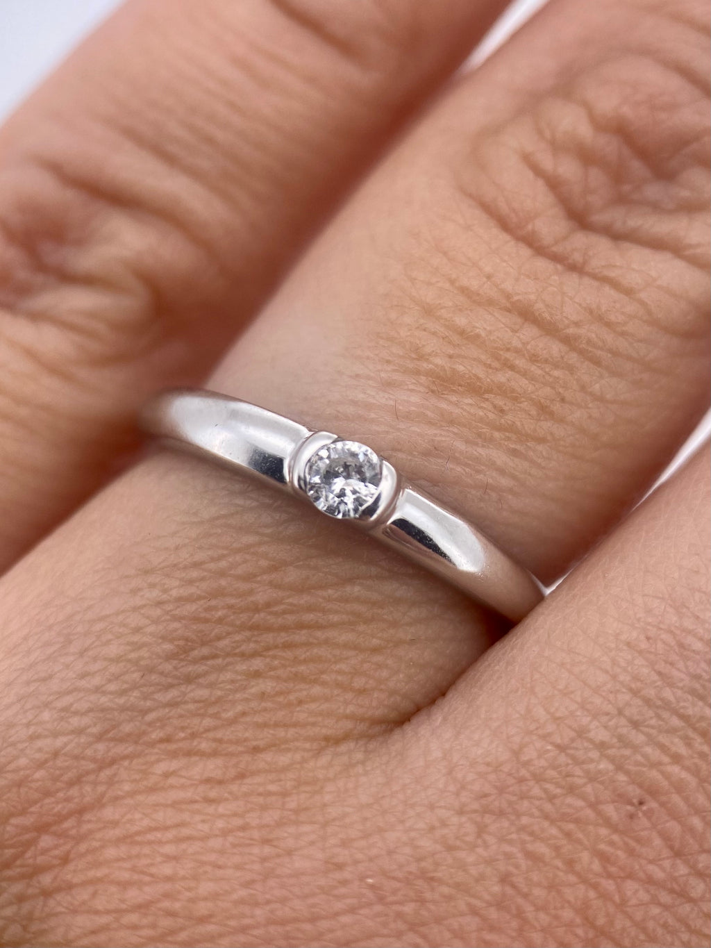 Oro Blanco 14k Redondo 0.14ct de Diamante Natural Biselado.                                                Anillo Compromiso OF1729