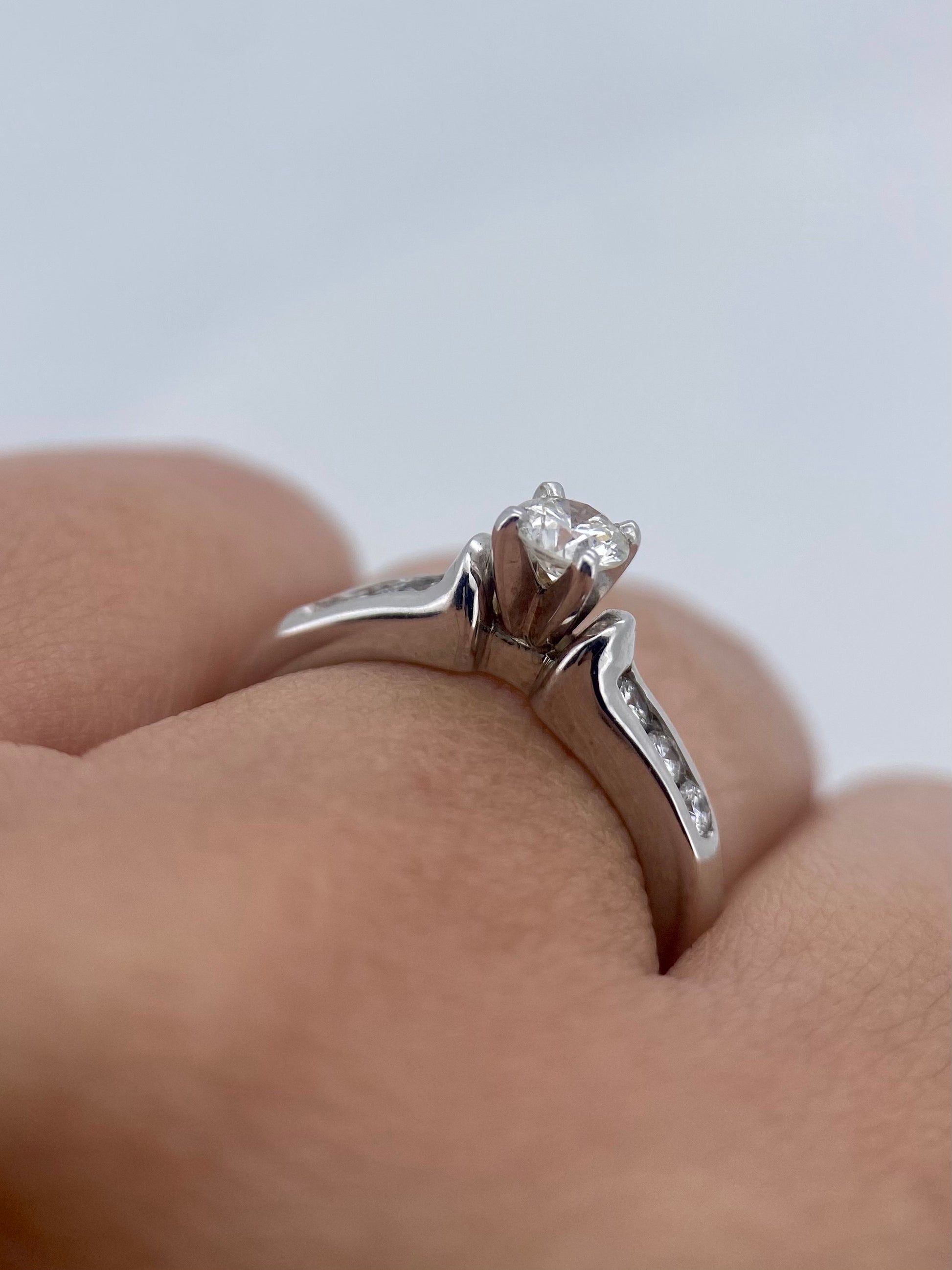 Oro Blanco 14k Redondo 0.23 Central + 0.12 Laterales de Diamantes Naturales                            Anillo Compromiso OF1874