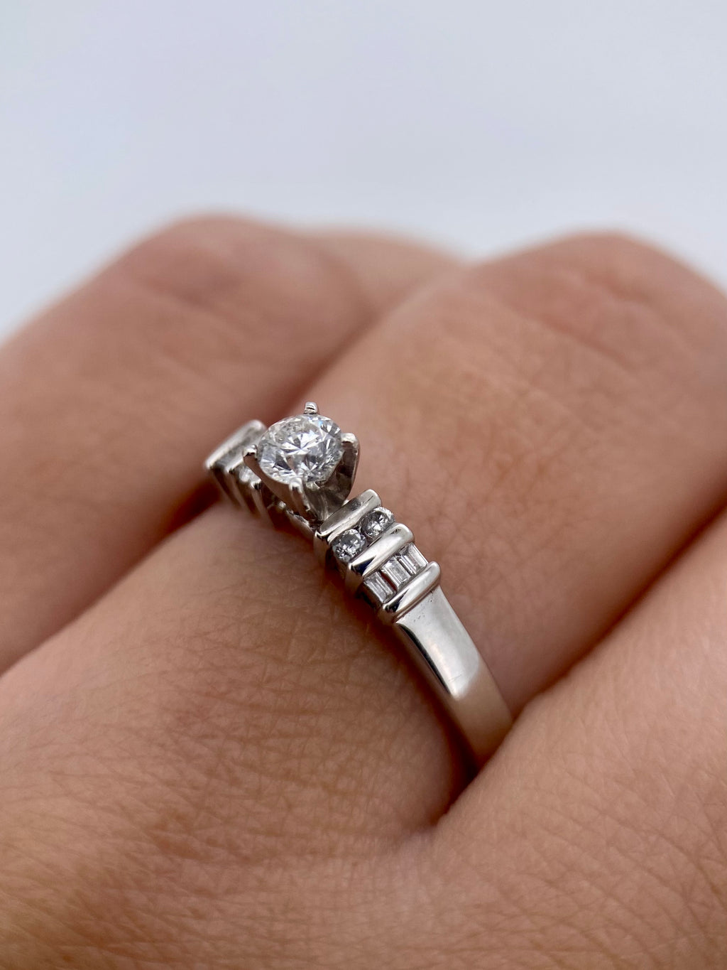 Oro Blanco 14k Redondo 0.20 Central + 0.16 Laterales de Diamantes Naturales                            Anillo Compromiso OF1712