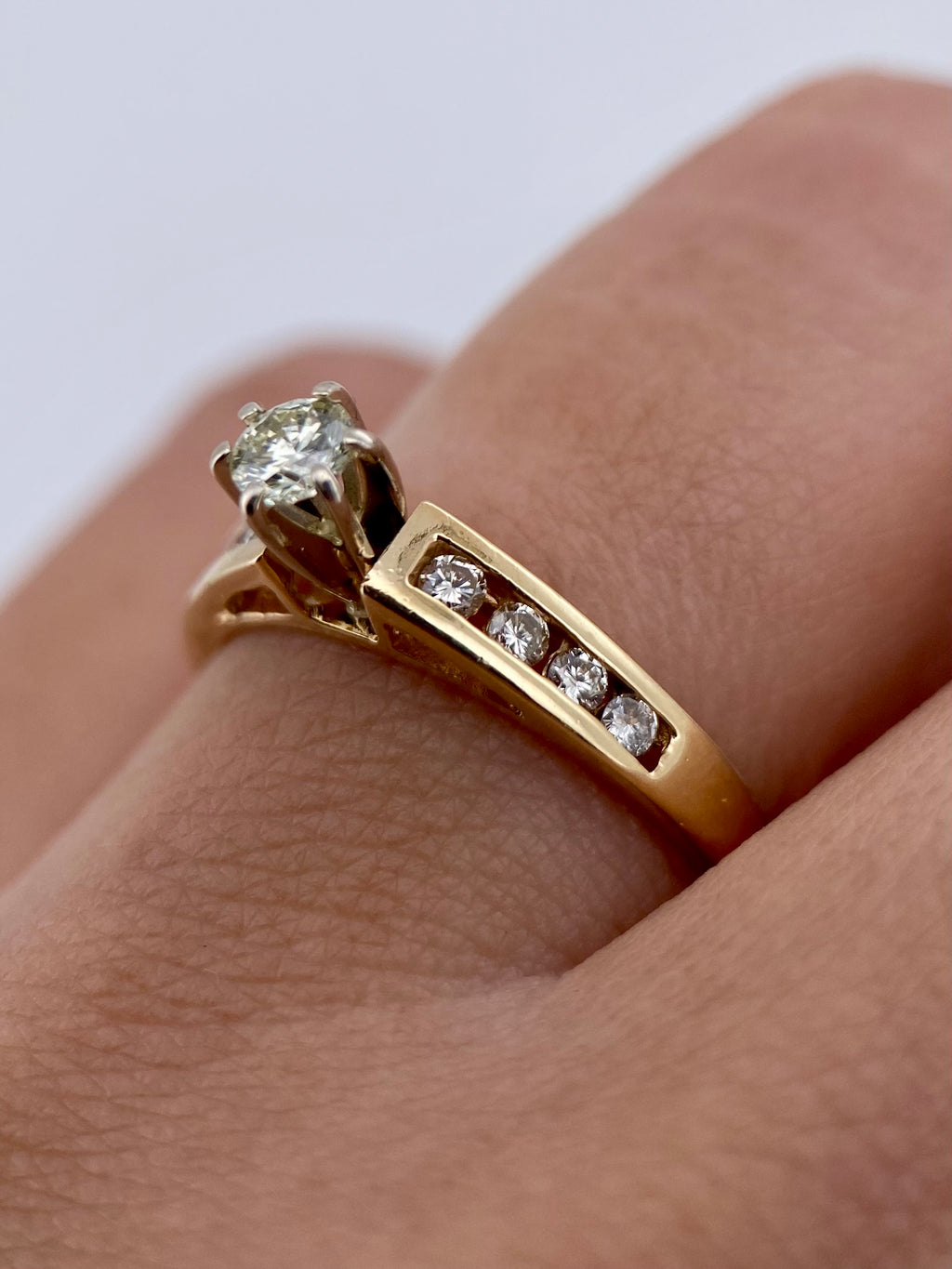 Oro Amarillo 14k Redondo 0.17 Central + 0.16 Laterales de Diamantes Naturales                            Anillo Compromiso OF2264