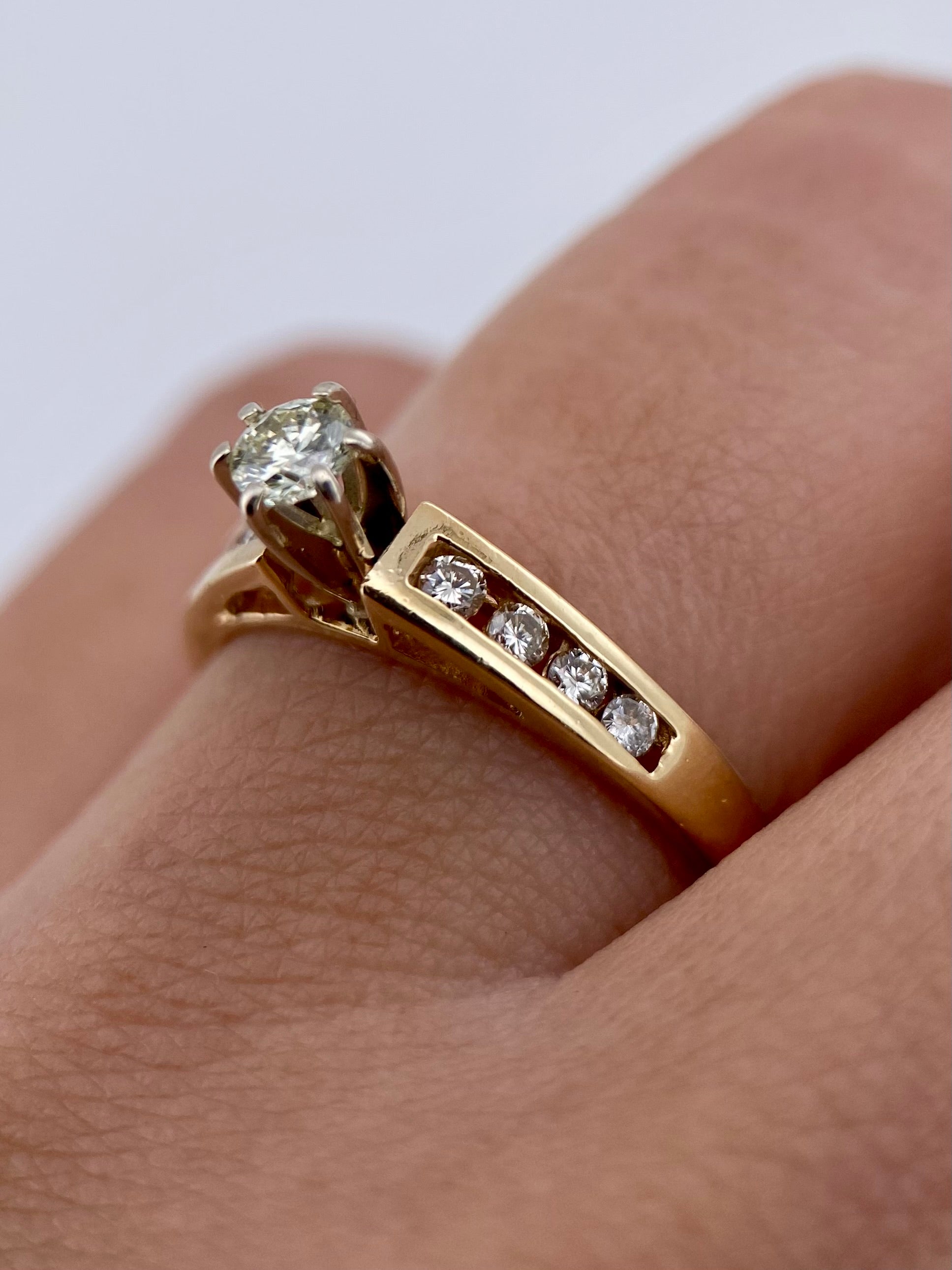 Oro Amarillo 14k Redondo 0.17 Central + 0.16 Laterales de Diamantes Naturales                            Anillo Compromiso OF2264