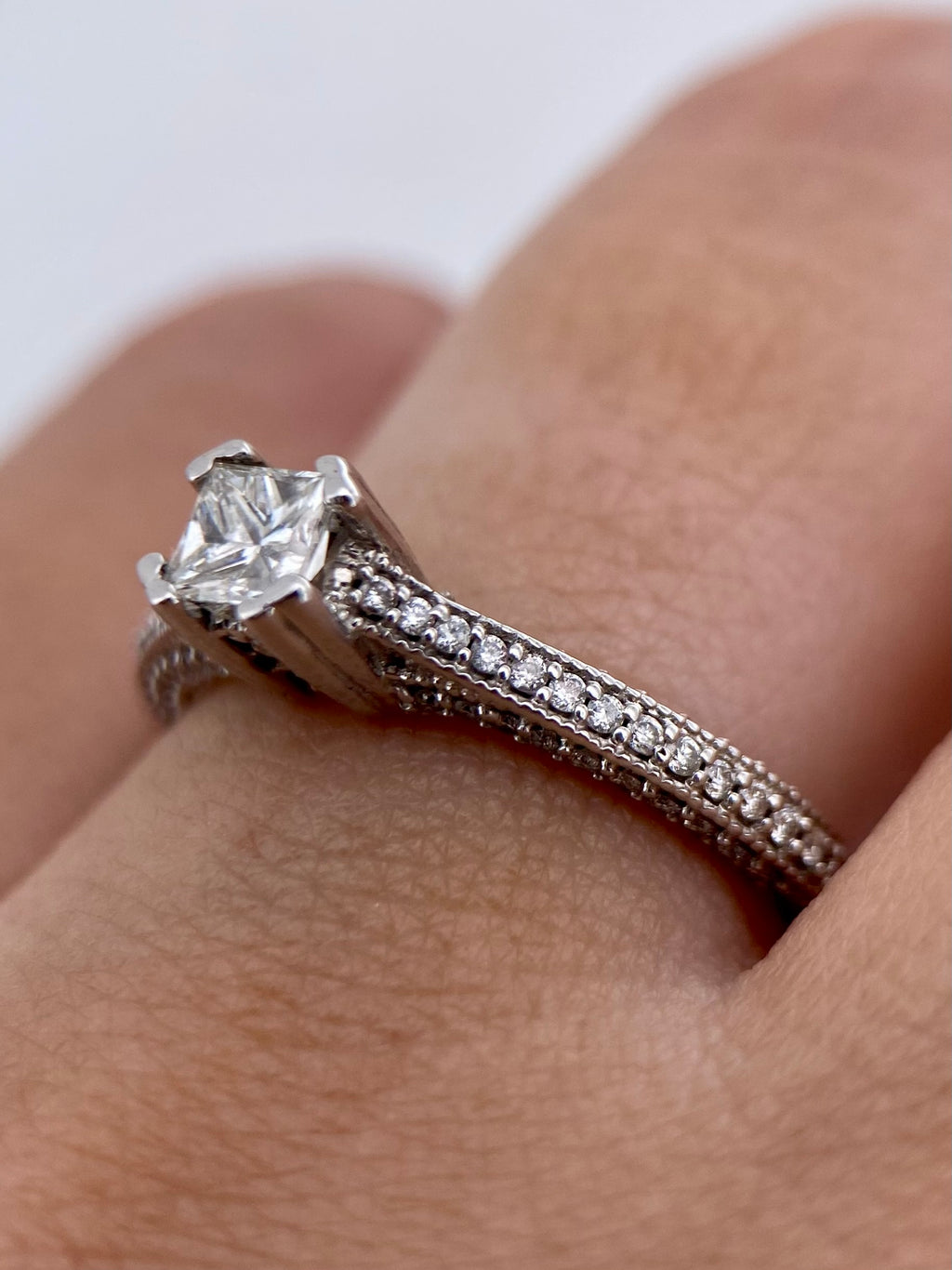 Oro Blanco 14k Princess 0.30ct + 0.35ct Laterales de Diamantes Naturales                            Anillo Compromiso OF2189