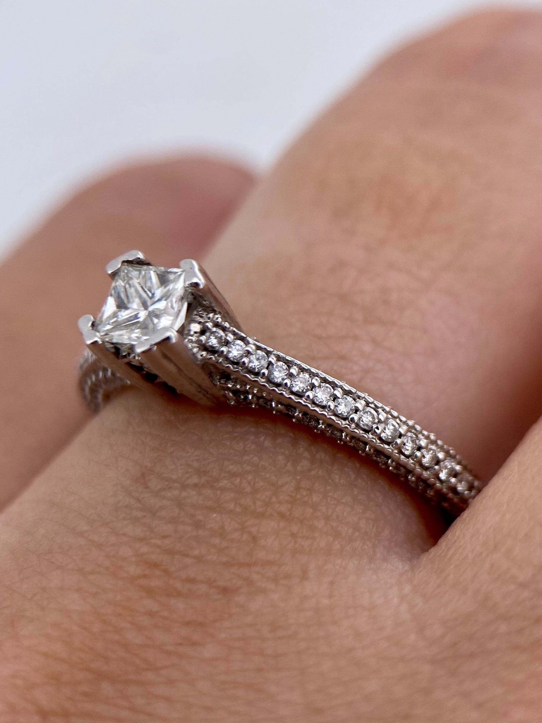 Oro Blanco 14k Princess 0.30ct + 0.35ct Laterales de Diamantes Naturales                            Anillo Compromiso OF2189