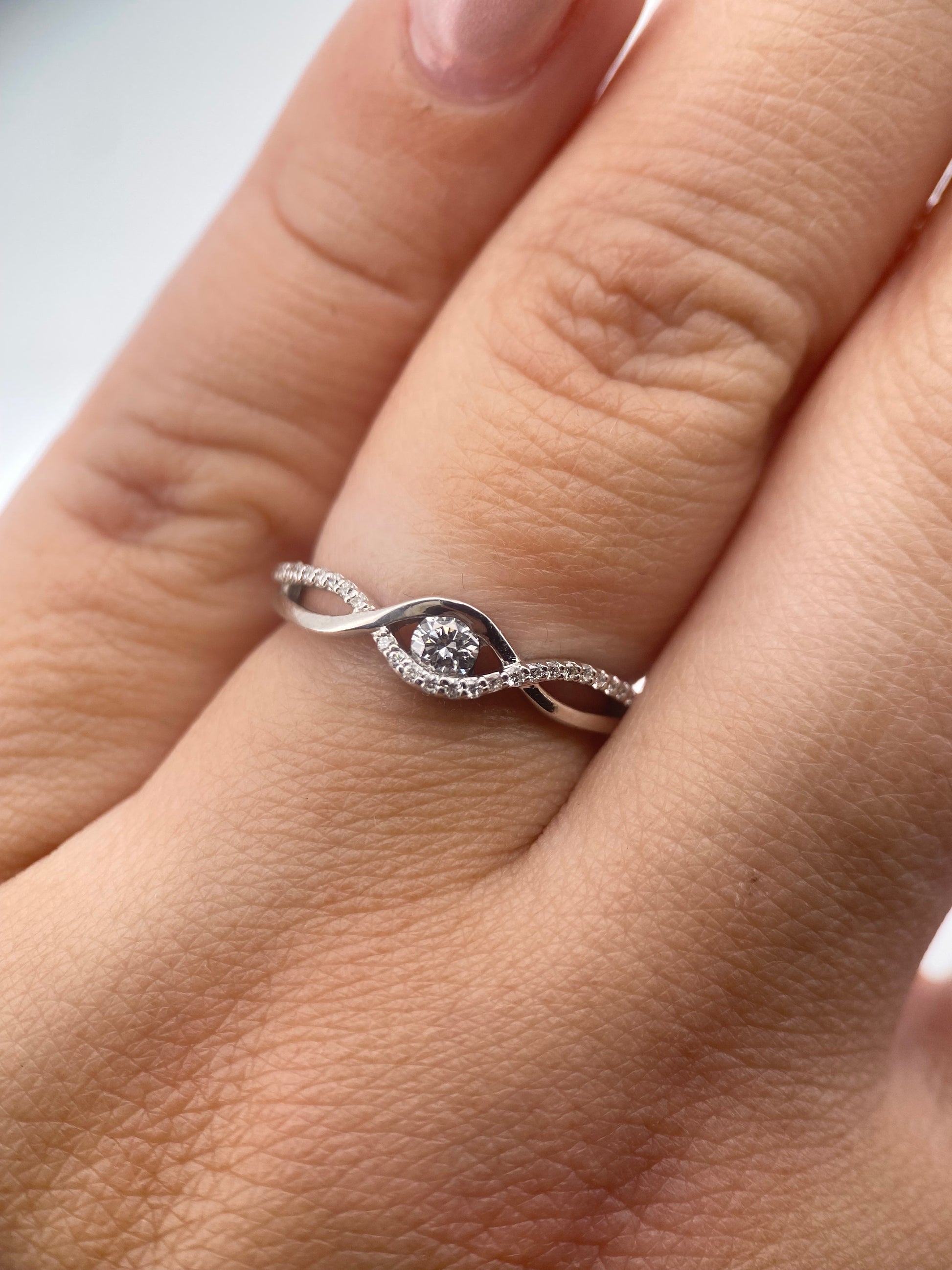 Oro Blanco 14k Redondo 0.11ct Central + 0.14 Laterales de Diamantes Naturales                            Anillo Compromiso OF1957