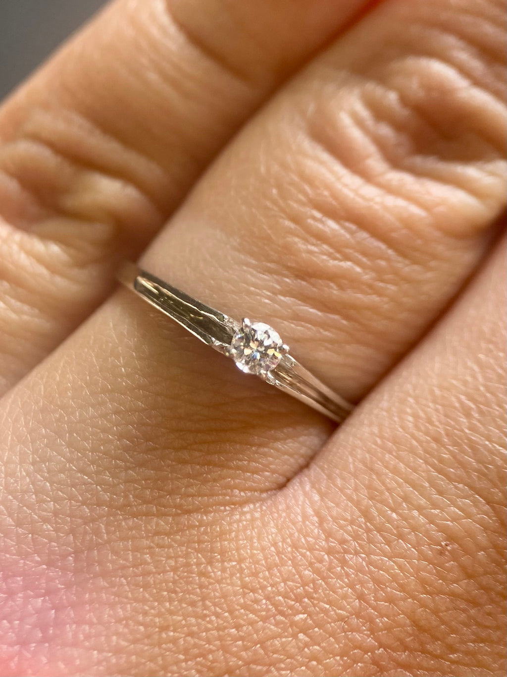 Oro Blanco 14k Redondo 0.12ct de Diamante Natural.                                                  Anillo Compromiso OF1154