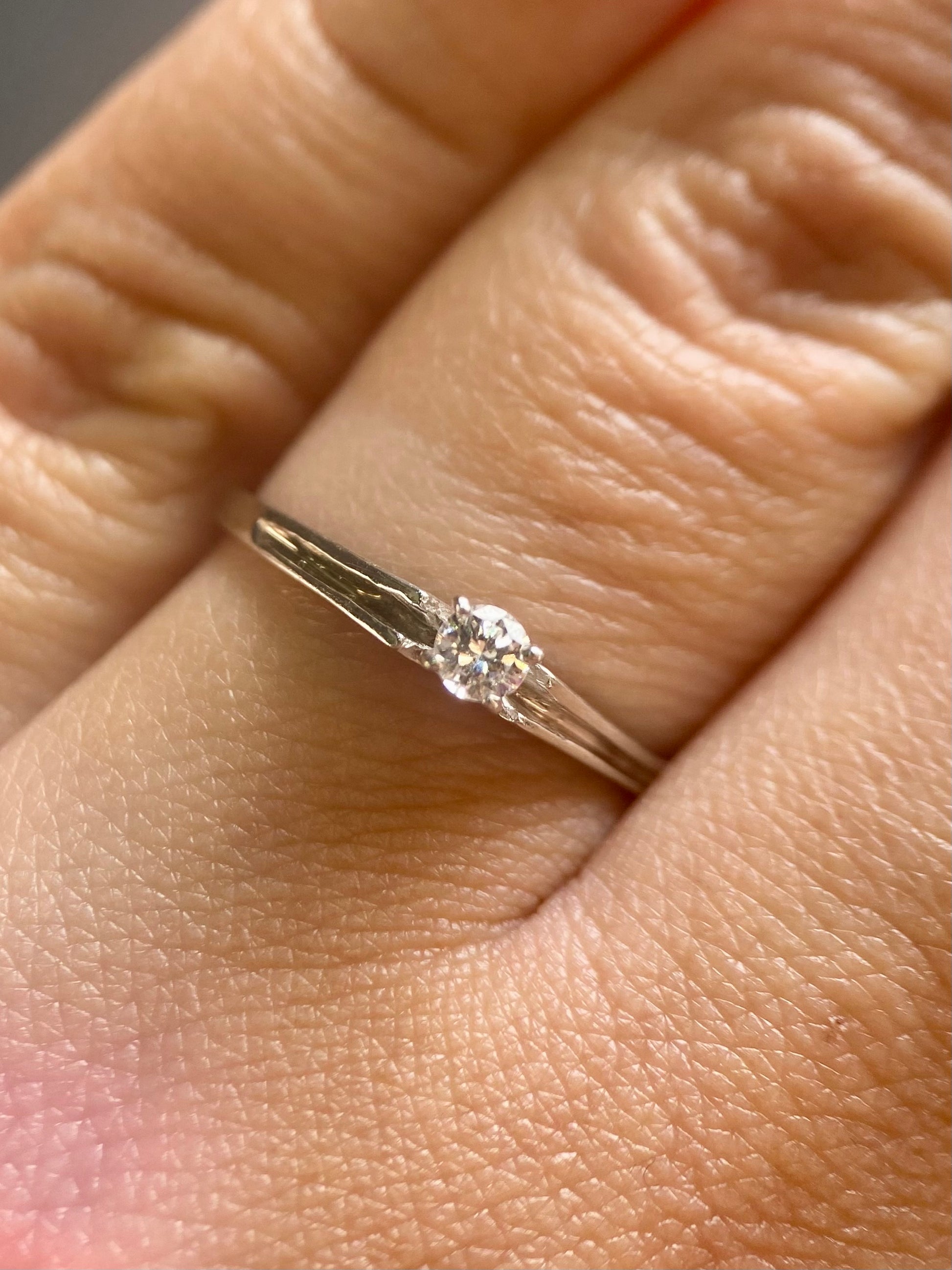 Oro Blanco 14k Redondo 0.12ct de Diamante Natural.                                                  Anillo Compromiso OF1154