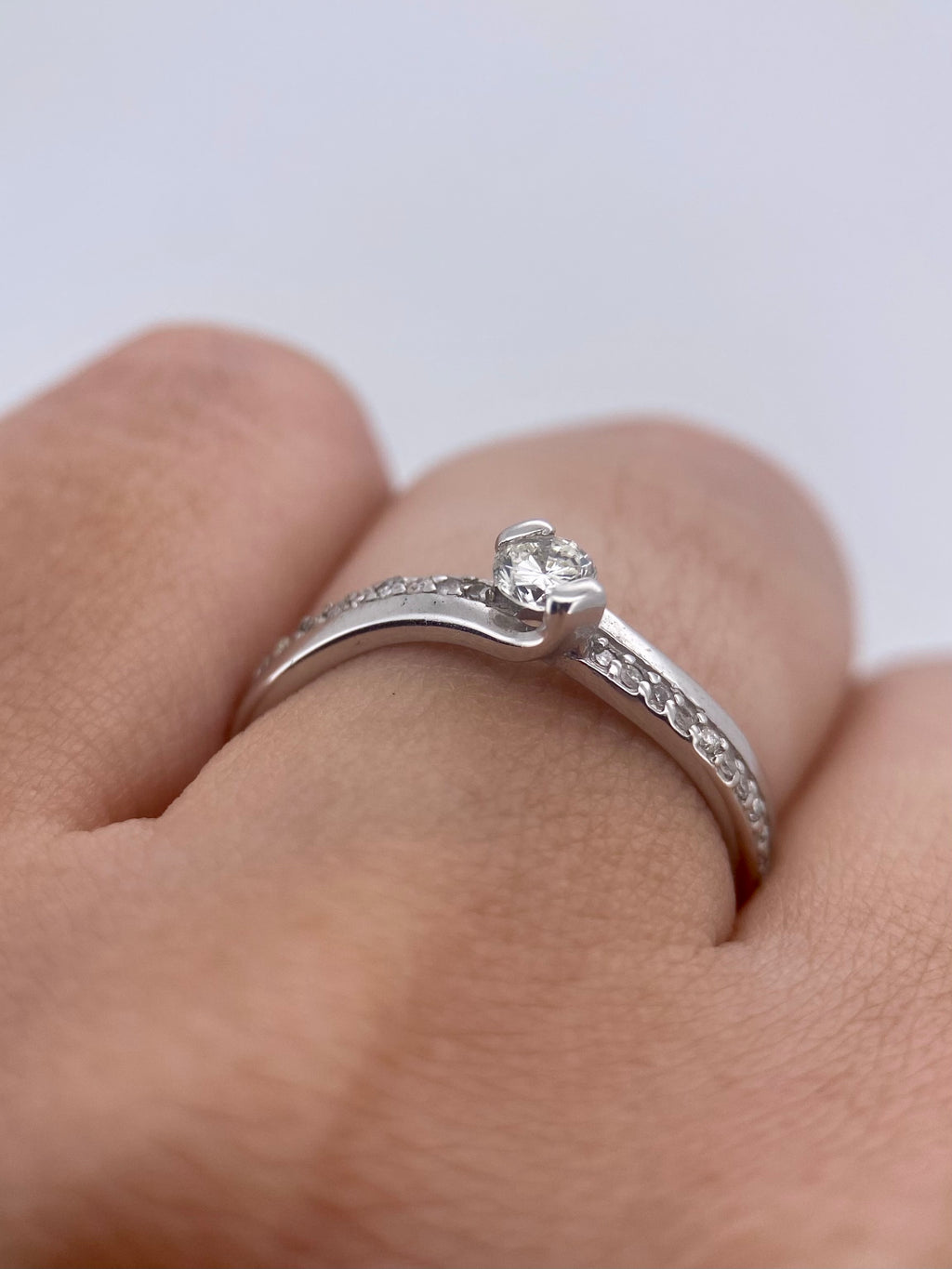 Oro Blanco 14k Redondo 0.20ct Central + 0.14 Laterales de Diamantes Naturales                            Anillo Compromiso OF1883