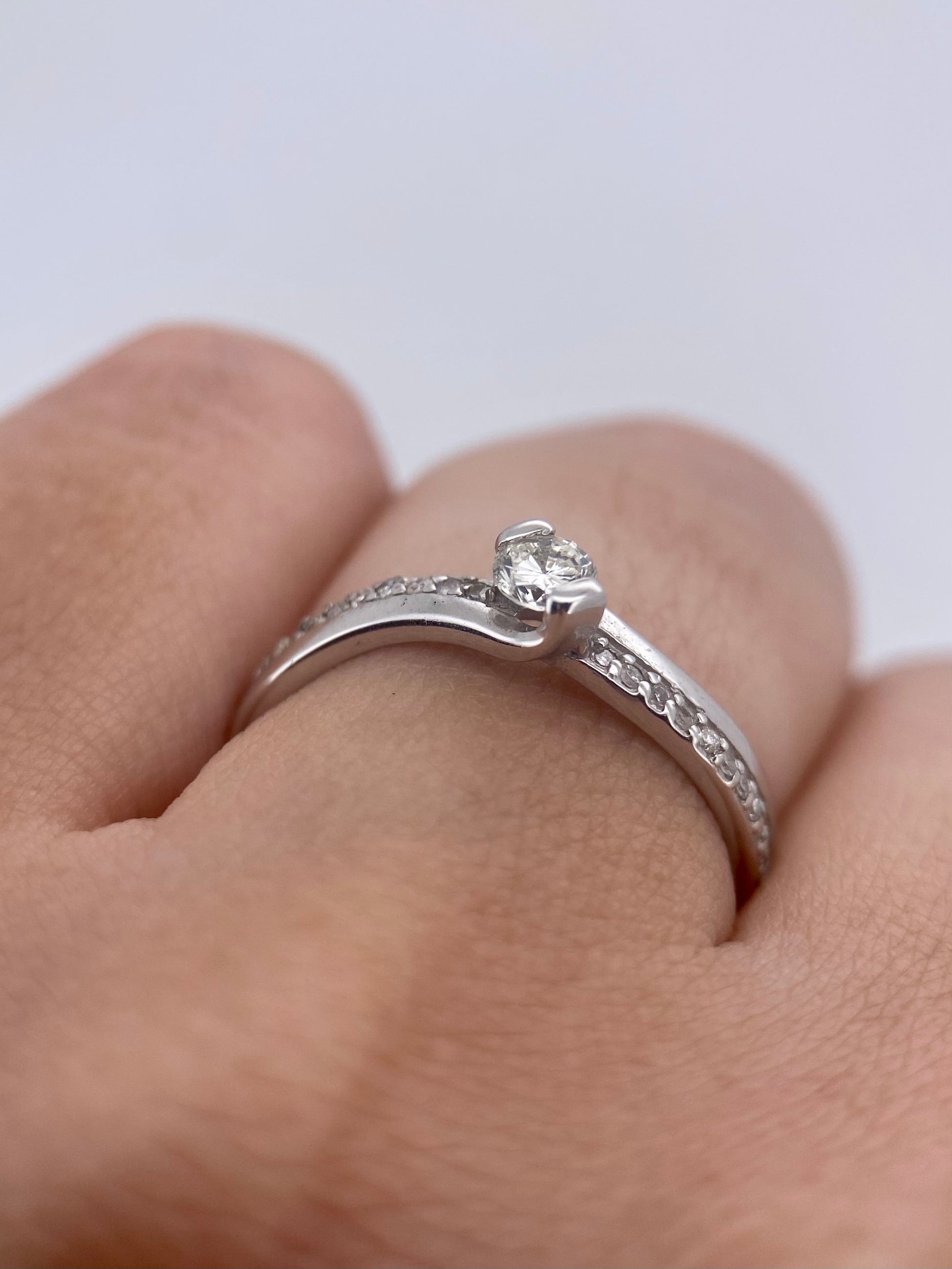 Oro Blanco 14k Redondo 0.20ct Central + 0.14 Laterales de Diamantes Naturales                            Anillo Compromiso OF1883