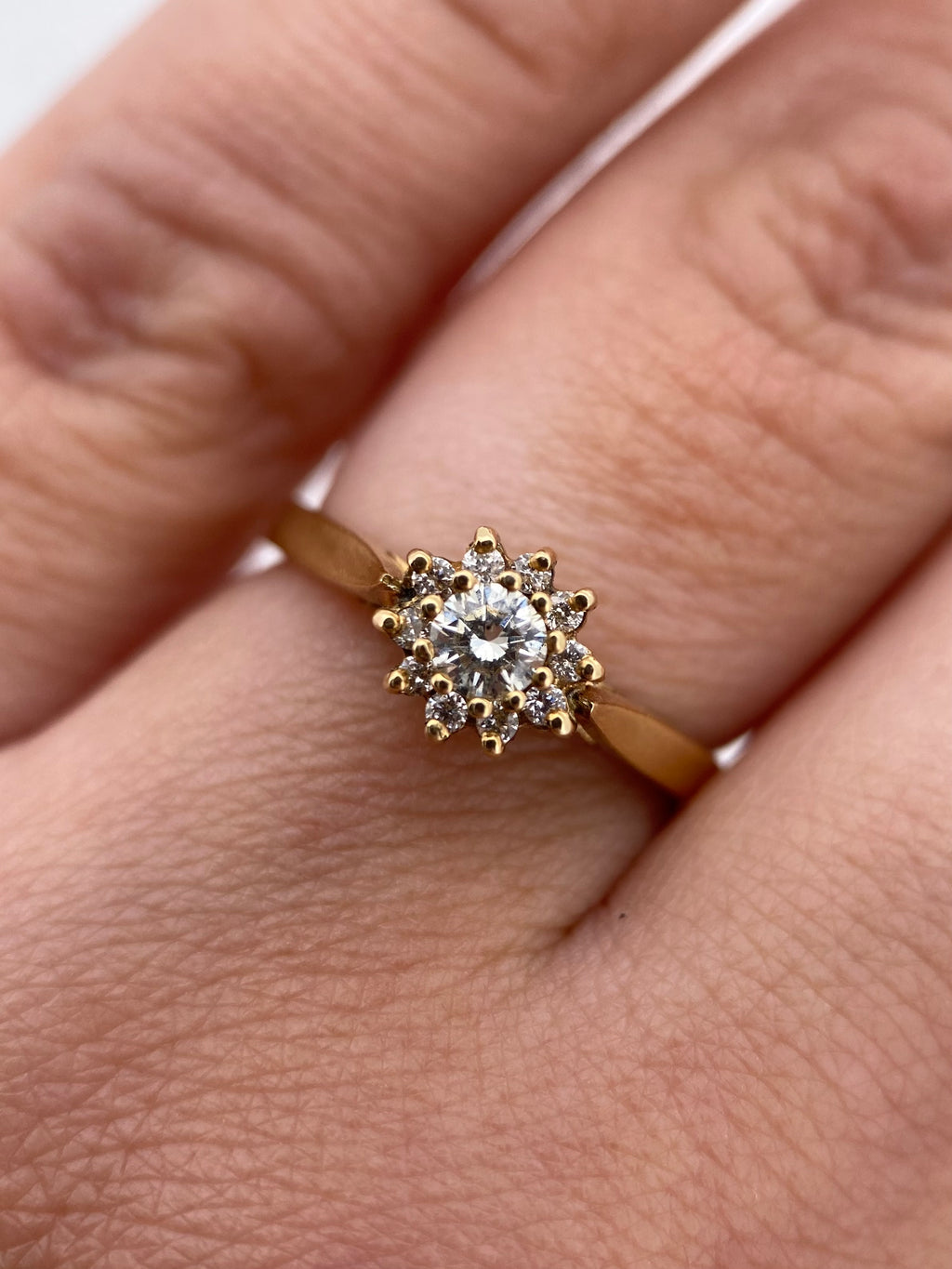 Oro Amarillo 14k Redondo 0.20ct Central + 0.12 Laterales                                   Anillo Compromiso OF1525