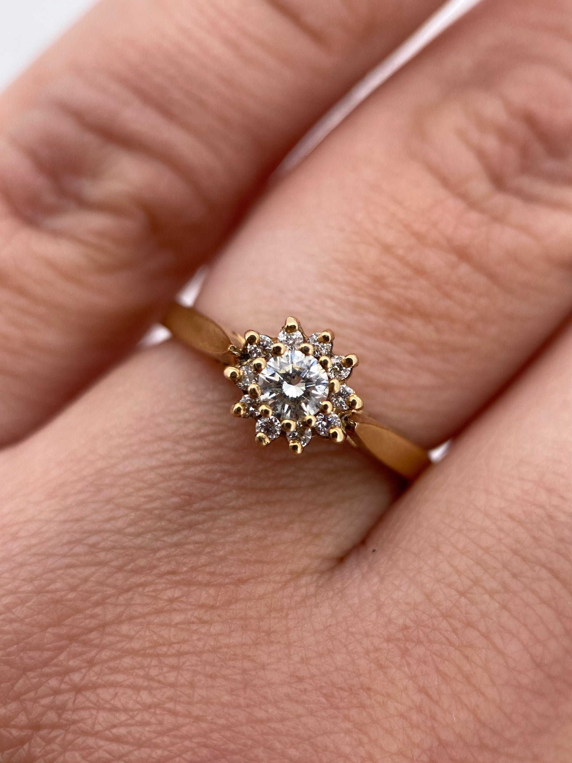 Oro Amarillo 14k Redondo 0.20ct Central + 0.12 Laterales                                   Anillo Compromiso OF1525