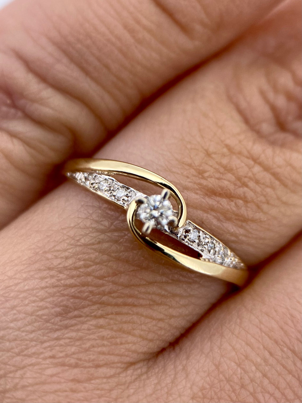 Oro Amarillo 14k Redondo 0.08ct + 0.05 de Diamante Natural                              Anillo Compromiso OF2265