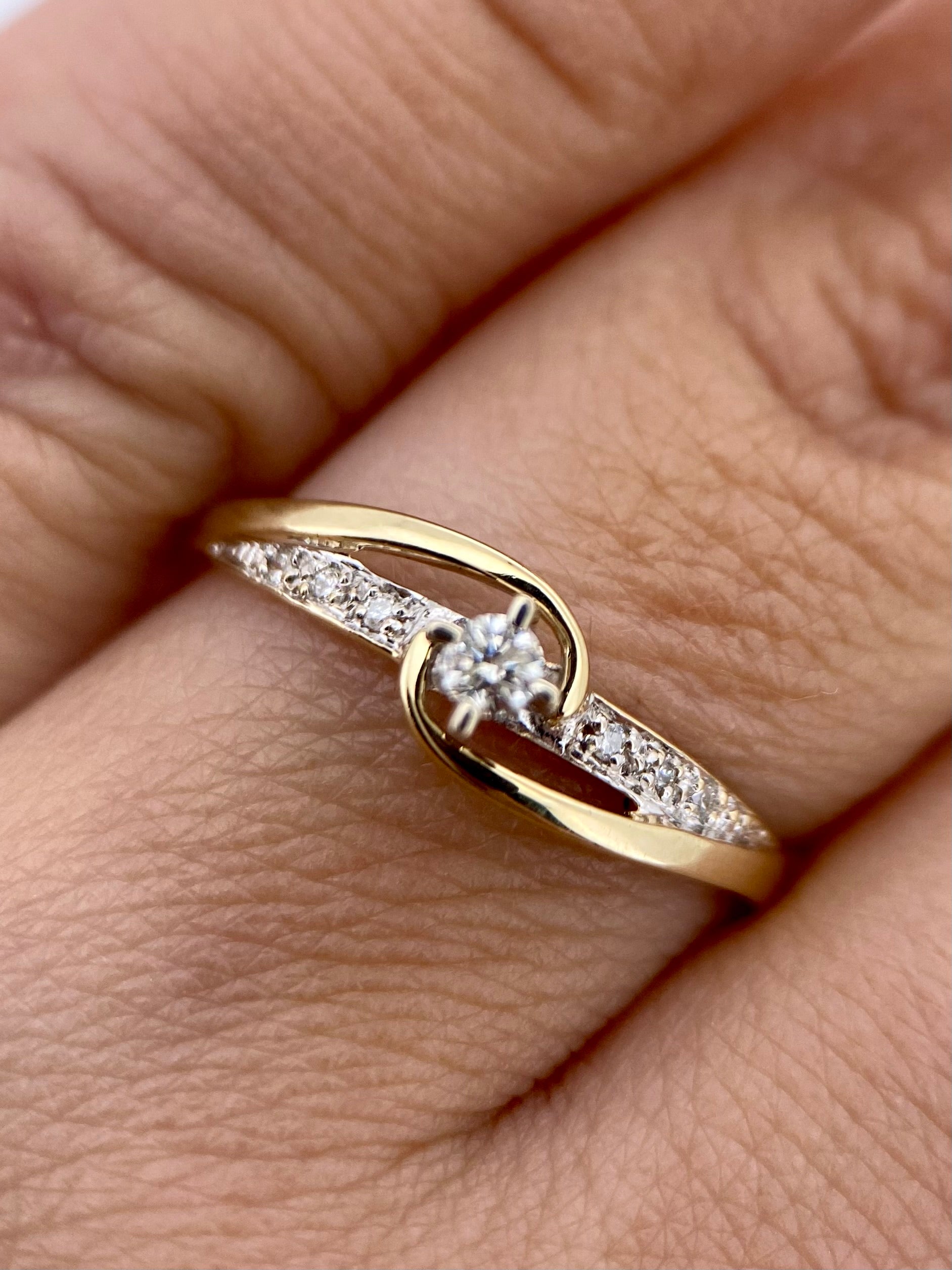 Oro Amarillo 14k Redondo 0.08ct + 0.05 de Diamante Natural                              Anillo Compromiso OF2265