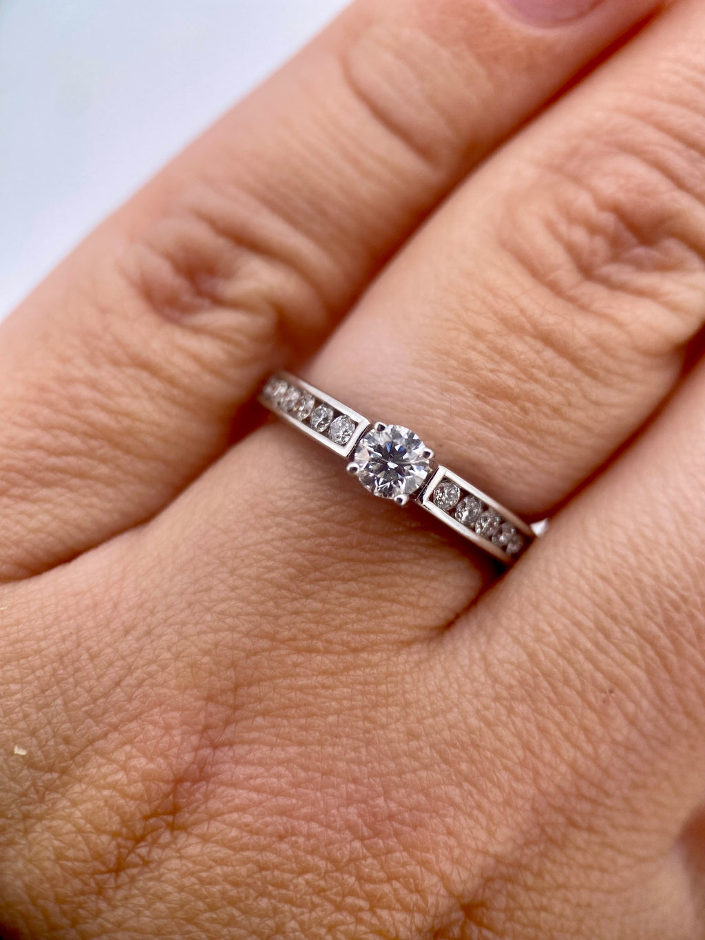 Oro Blanco 14k Redondo 0.40ct Central + 0.26 Laterales de Diamantes Naturales                            Anillo Compromiso OF1934