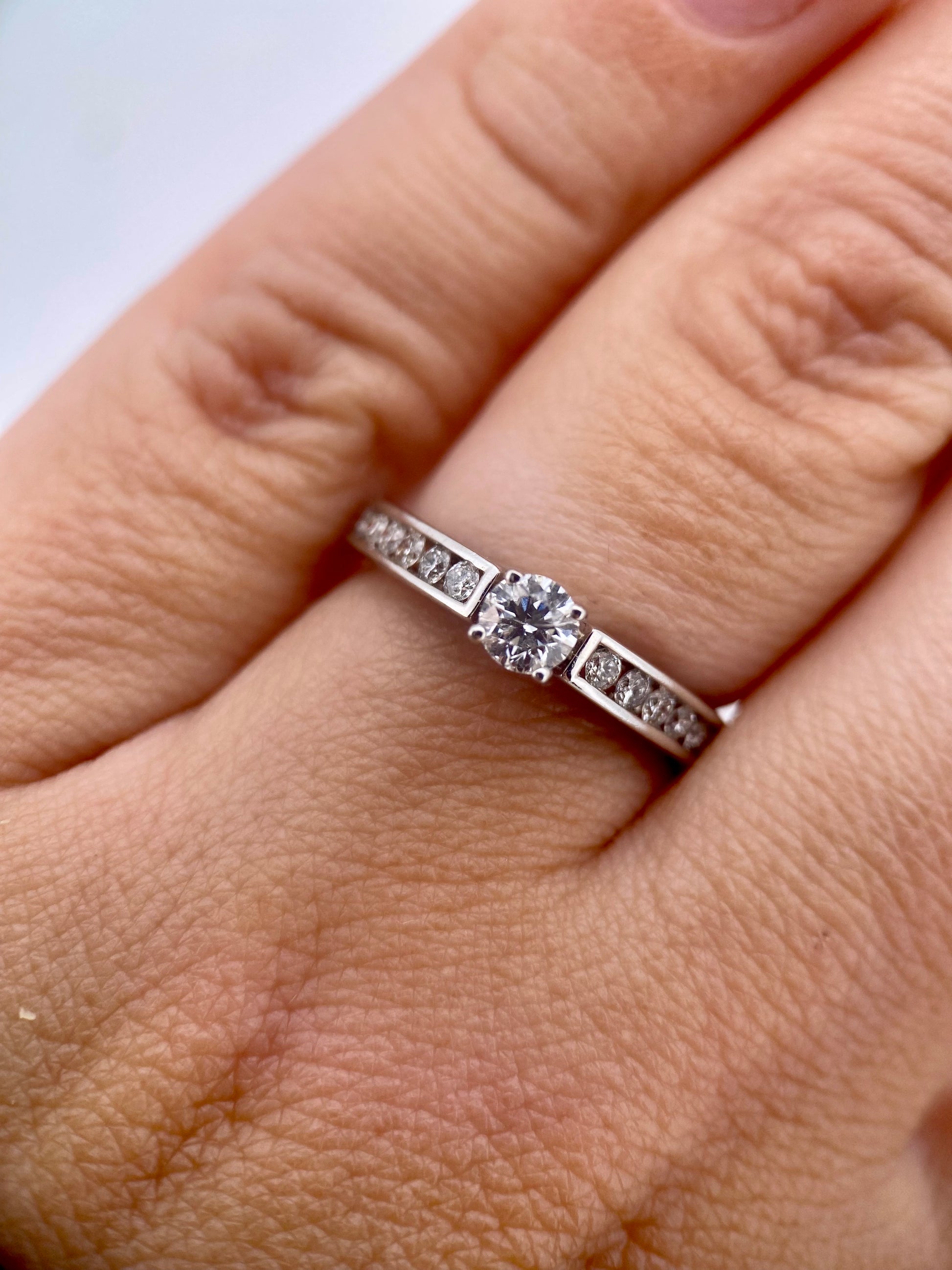 Oro Blanco 14k Redondo 0.40ct Central + 0.26 Laterales de Diamantes Naturales                            Anillo Compromiso OF1934