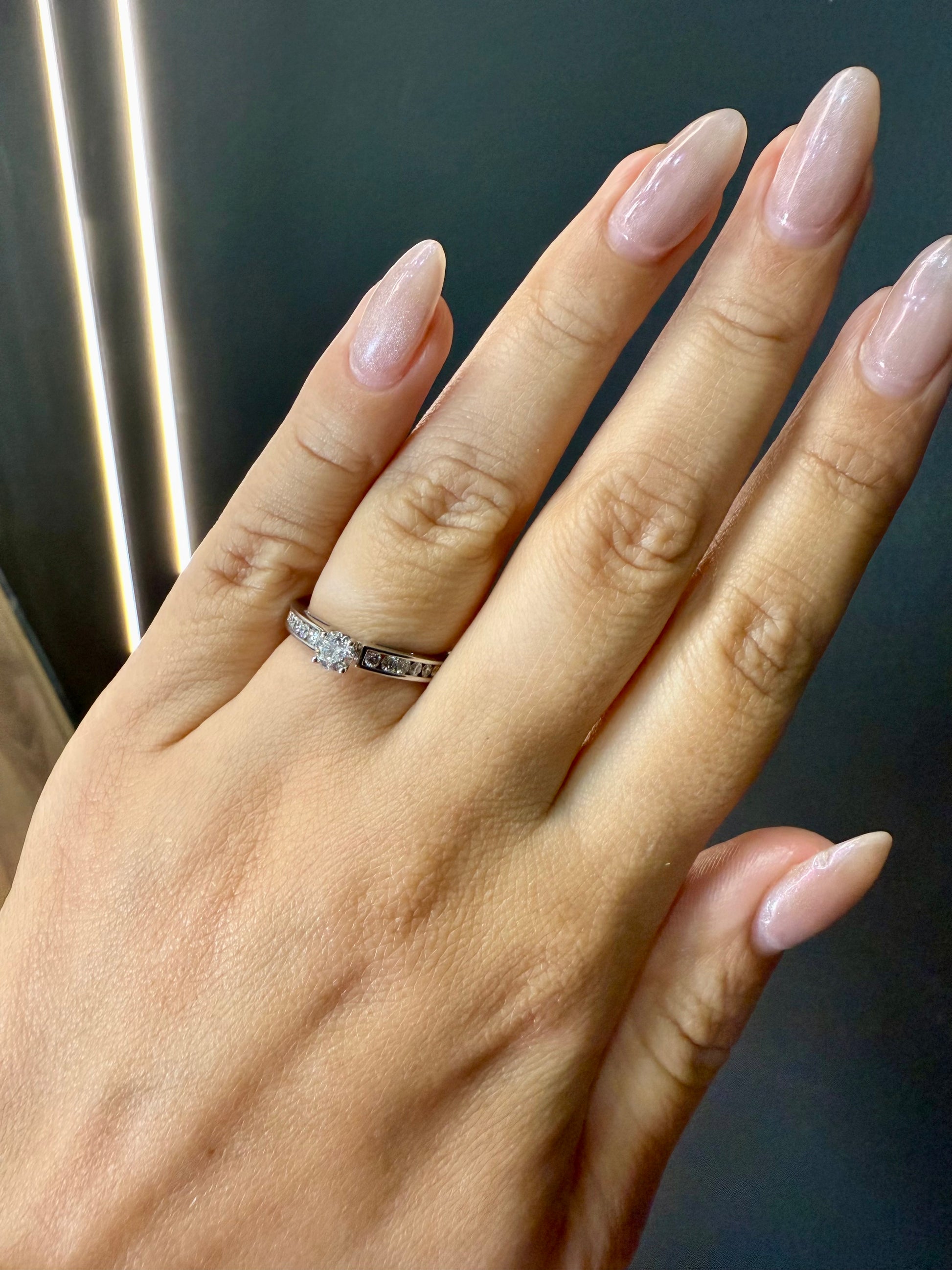 Oro Blanco 14k Redondo 0.40ct Central + 0.26 Laterales de Diamantes Naturales                            Anillo Compromiso OF1934