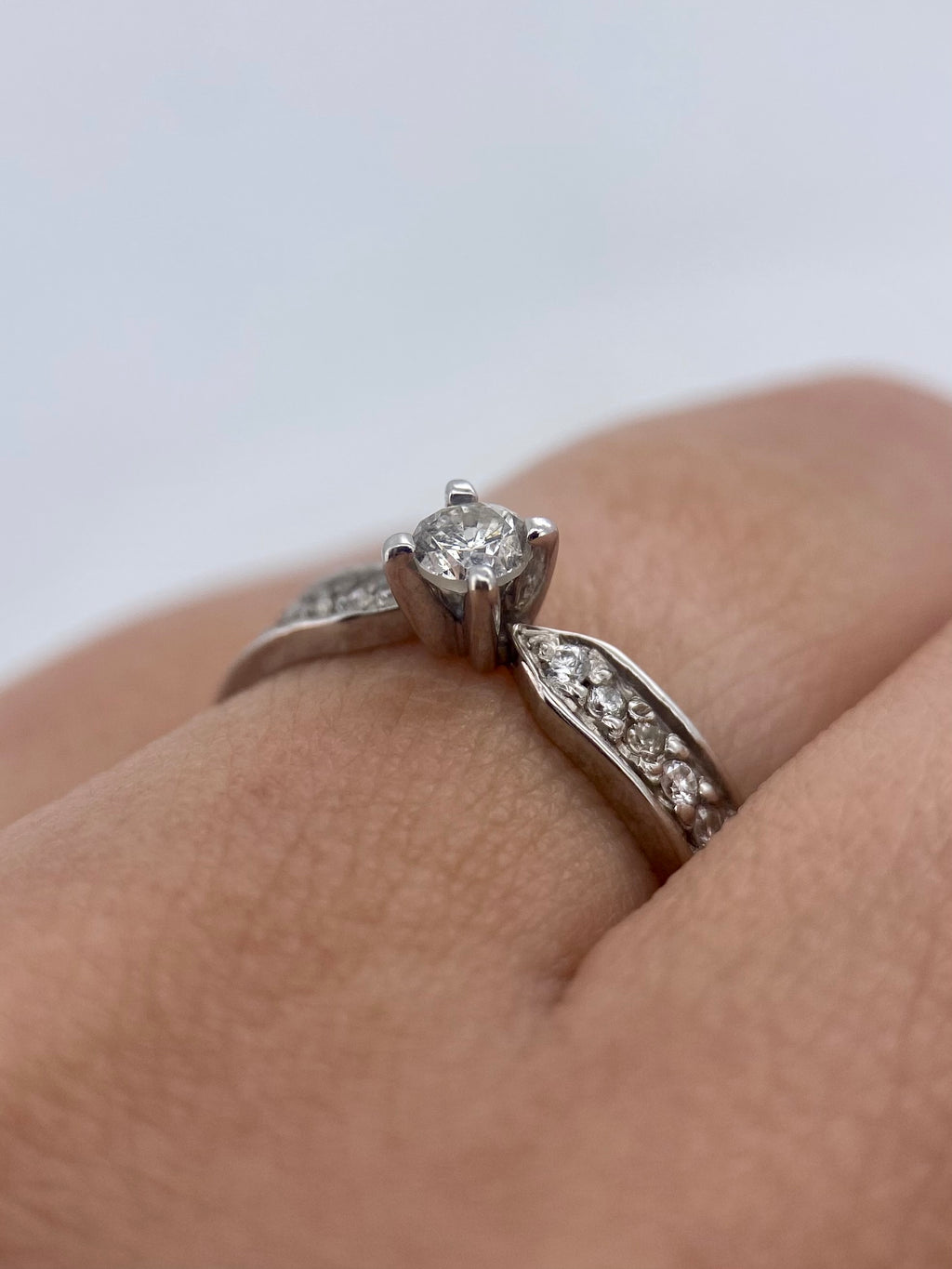 Oro Blanco 14k Redondo 0.12 Central + 0.10 Laterales de Diamantes Naturales                            Anillo Compromiso OF1710