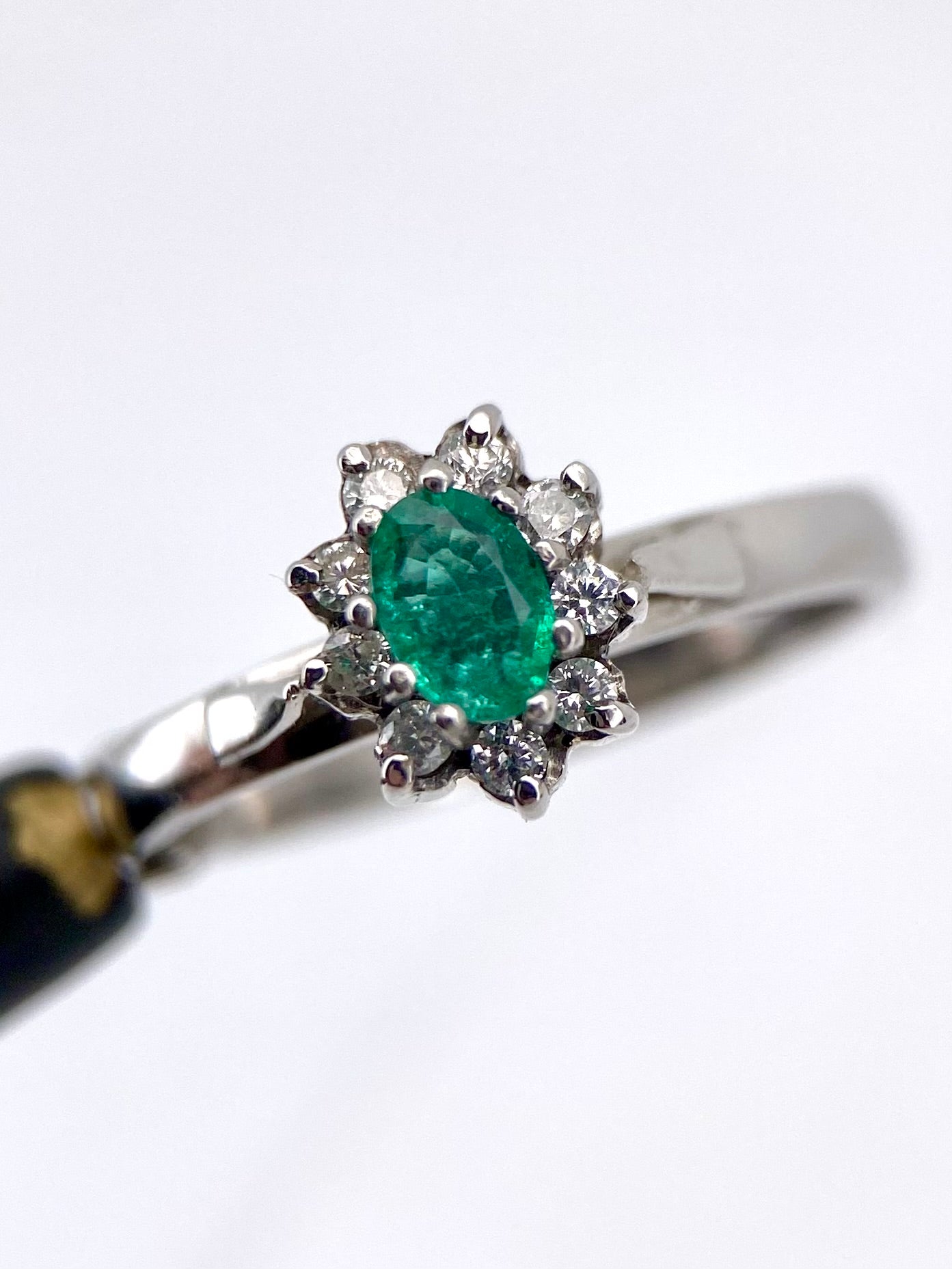 Oro Blanco 14k Oval 0.35ct Central Esmeralda Natural + 0.10ct Laterales de Diamantes Naturales                            Anillo OF2321