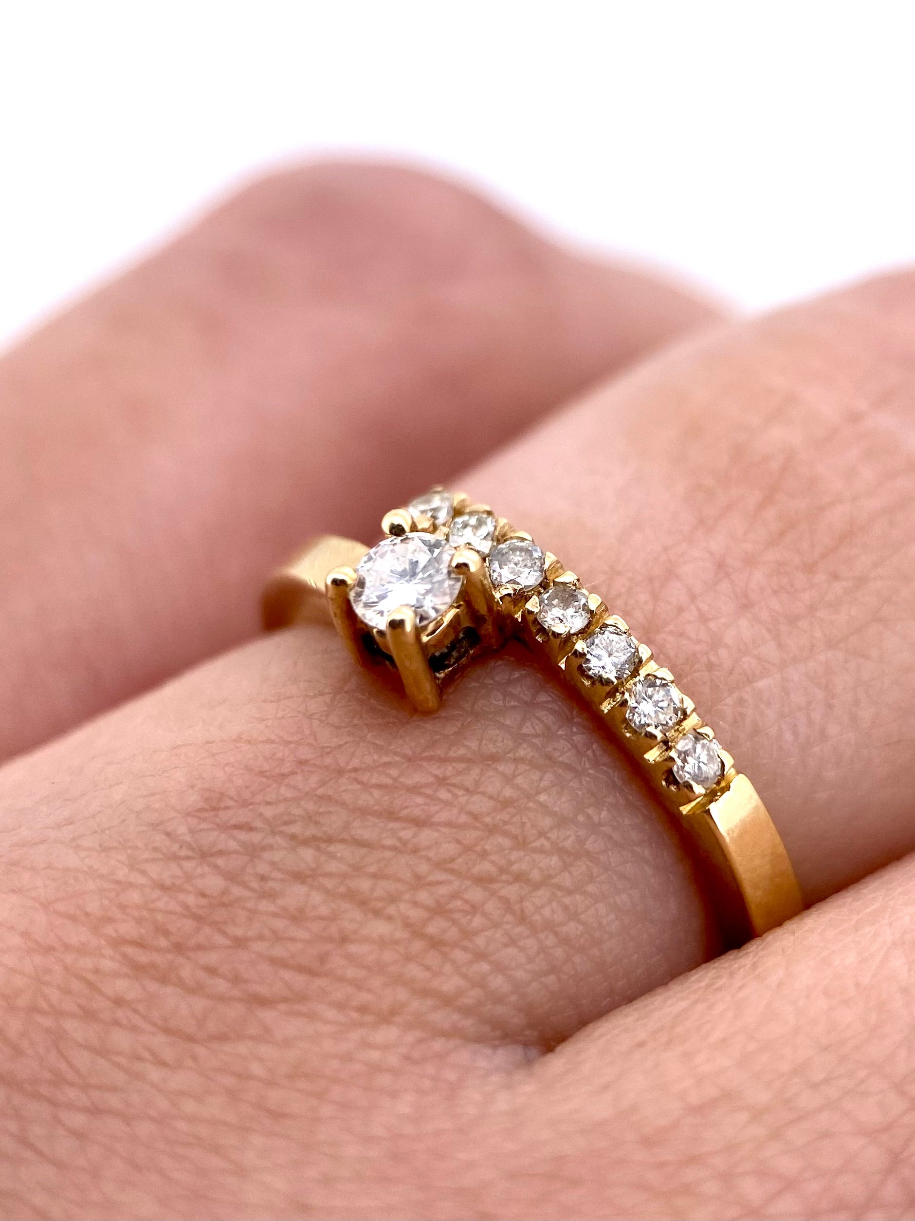 Oro Amarillo 14k Redondo 0.11 Central + 0.07 Laterales de Diamantes Naturales                            Anillo Compromiso OF1221