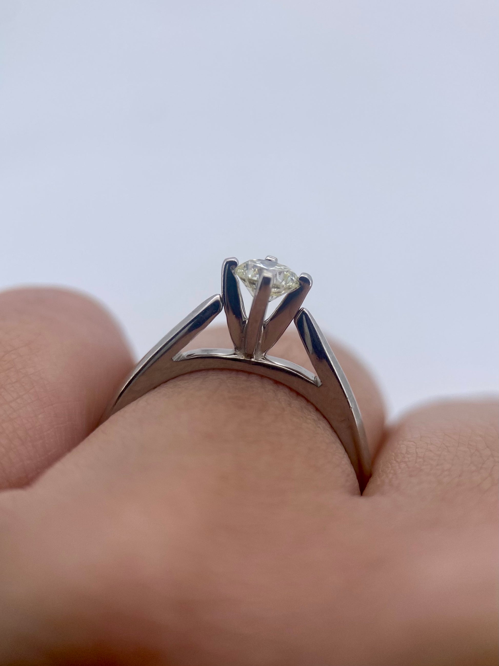 Oro Blanco 14k Redondo 0.40ct de Diamante Natural.                                                  Anillo Compromiso OF1873