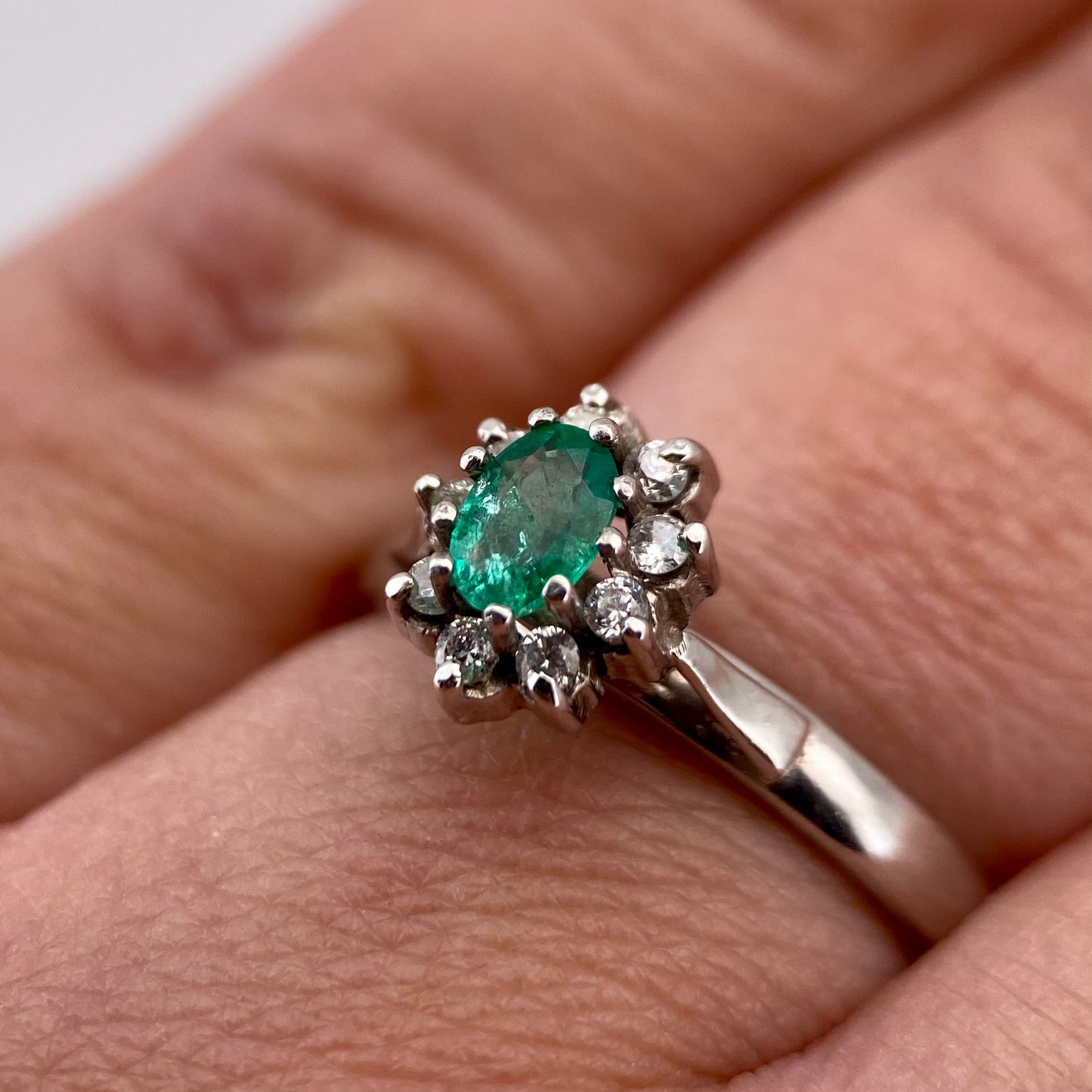 Oro Blanco 14k Oval 0.35ct Central Esmeralda Natural + 0.10ct Laterales de Diamantes Naturales                            Anillo OF2321