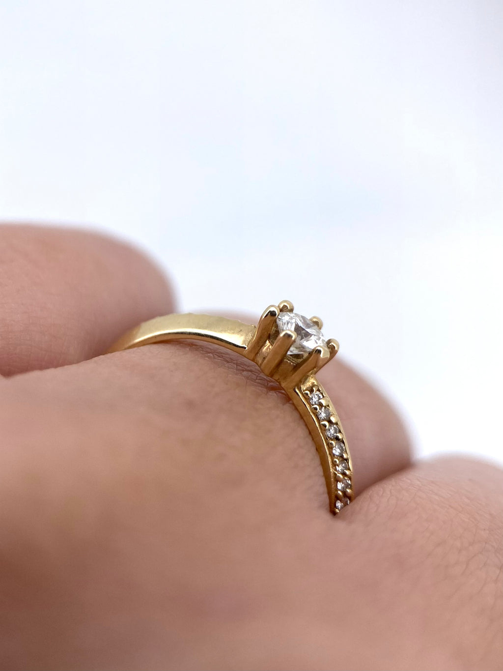 Oro Amarillo 14k Redondo 0.17 Central + 0.12 Laterales de Diamantes Naturales                            Anillo Compromiso OF1688