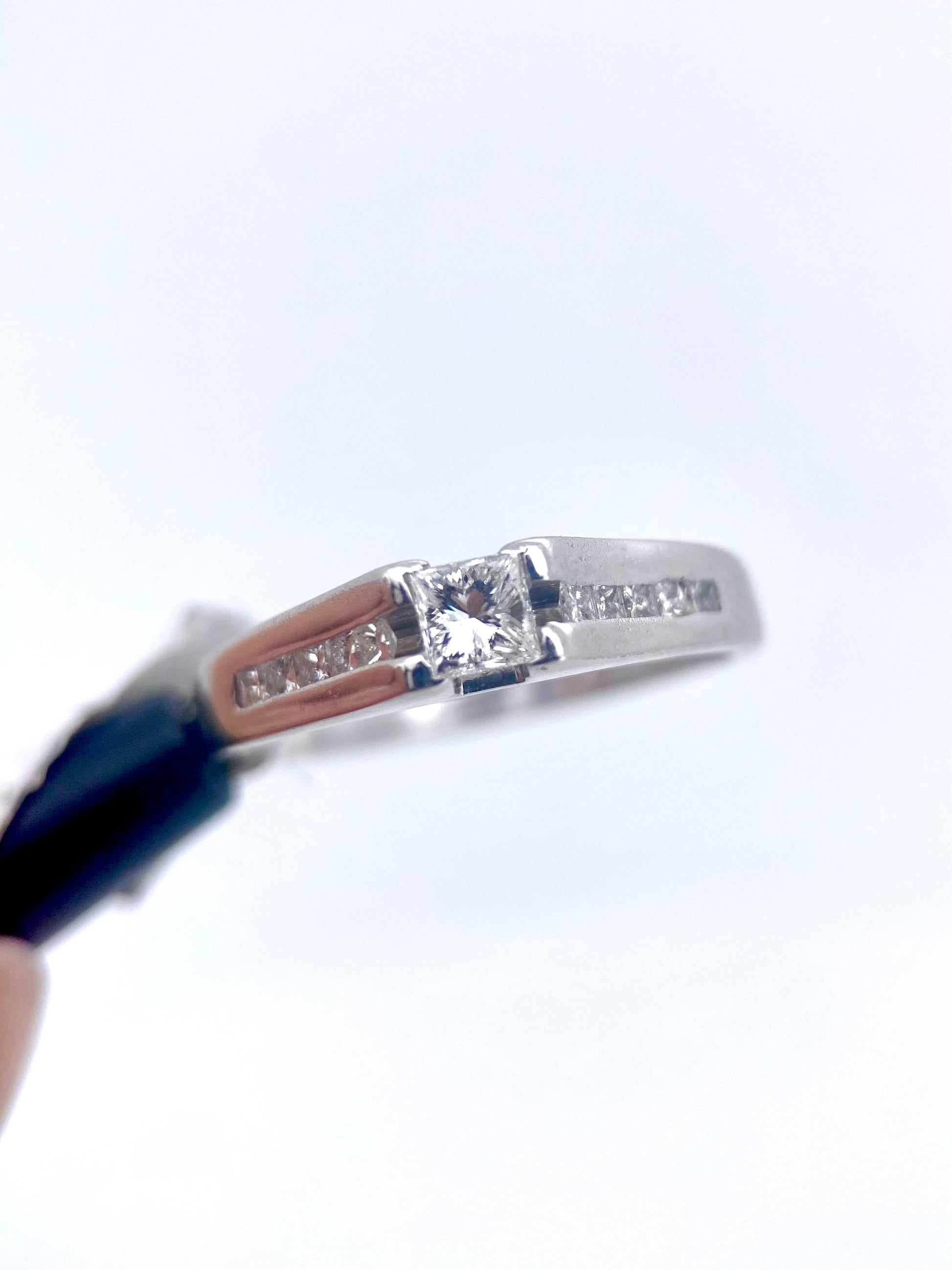 Oro Blanco 14k Princess 0.31ct Central + 0.15Laterales de Diamantes Naturales                            Anillo Compromiso OF2005