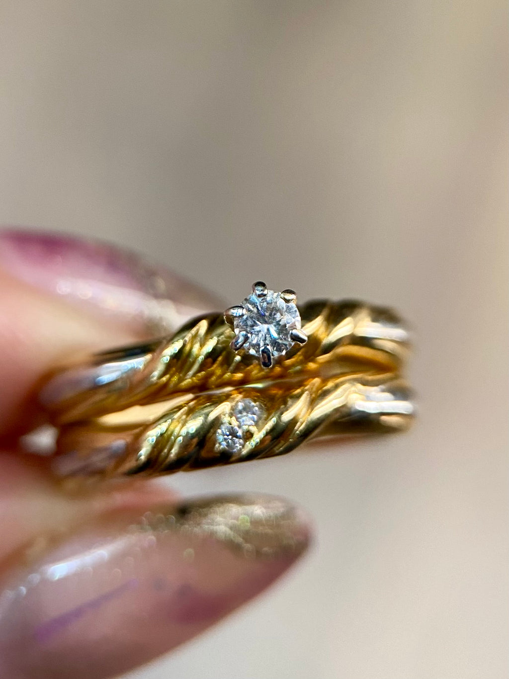 Oro Amarillo 14k Redondo con Alianza 0.13ct + 0.04ct de Diamantes Naturales                            Anillo Compromiso OF1610