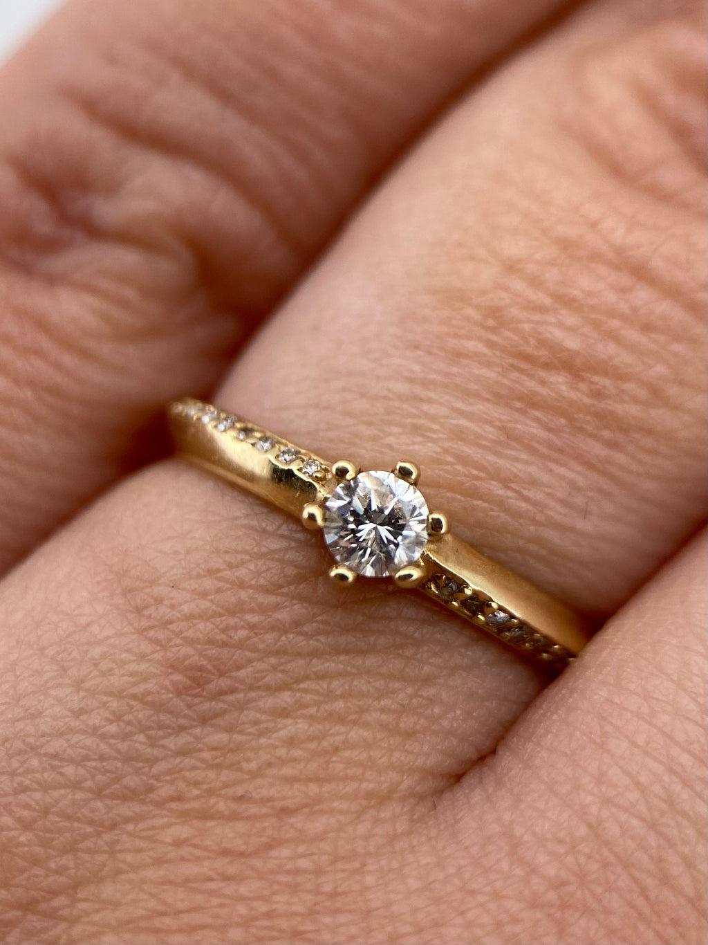Oro Amarillo 14k Redondo 0.17 Central + 0.12 Laterales de Diamantes Naturales                            Anillo Compromiso OF1688