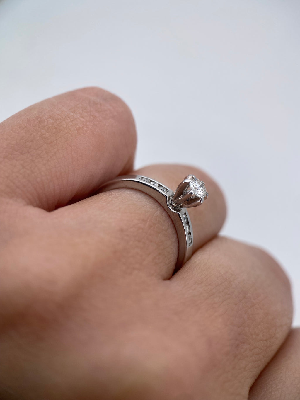 Oro Blanco 14k Redondo 0.18 Central + 0.09 Laterales de Diamantes Naturales                            Anillo Compromiso OF1875