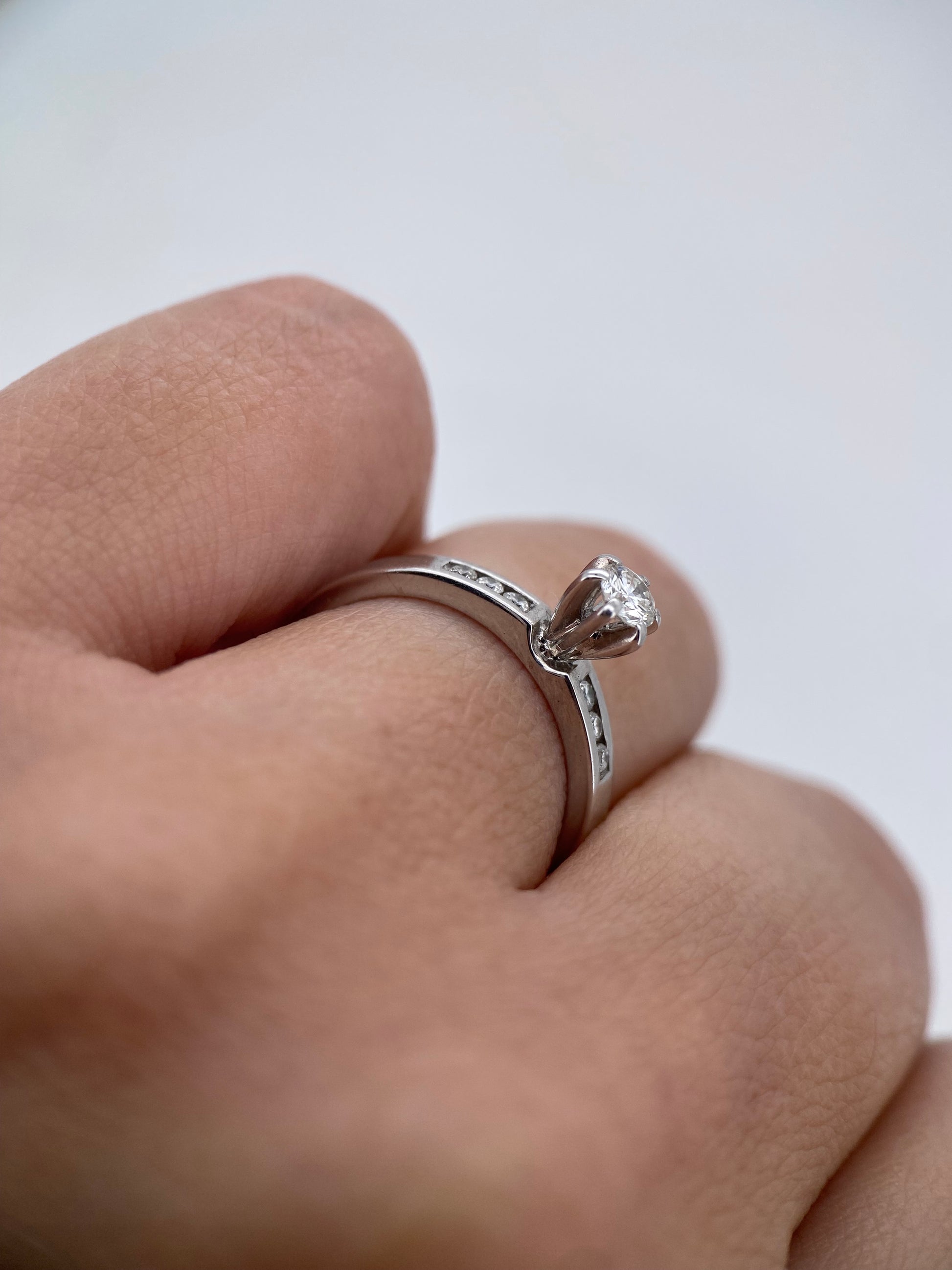 Oro Blanco 14k Redondo 0.18 Central + 0.09 Laterales de Diamantes Naturales                            Anillo Compromiso OF1875