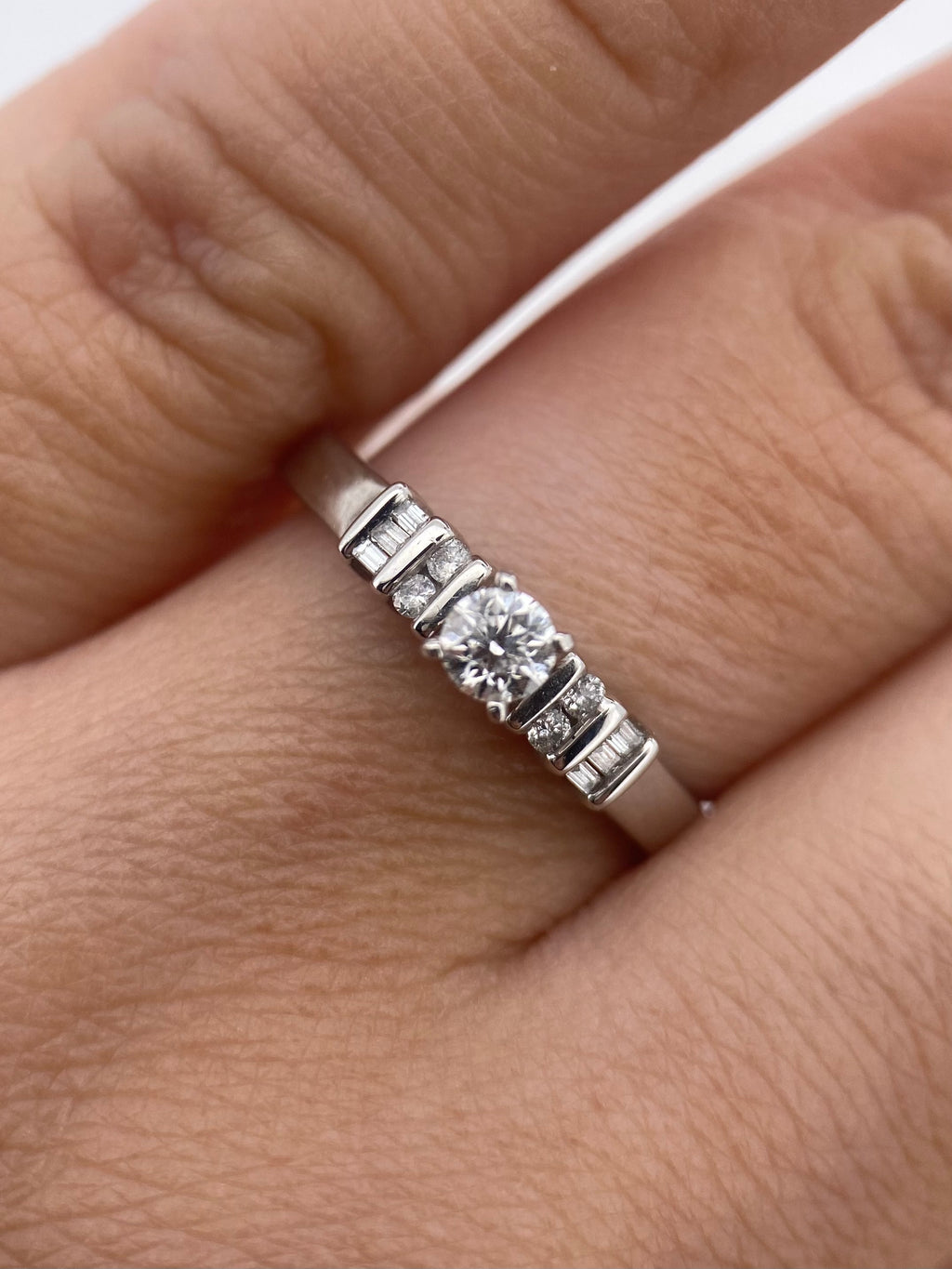 Oro Blanco 14k Redondo 0.20 Central + 0.16 Laterales de Diamantes Naturales                            Anillo Compromiso OF1712