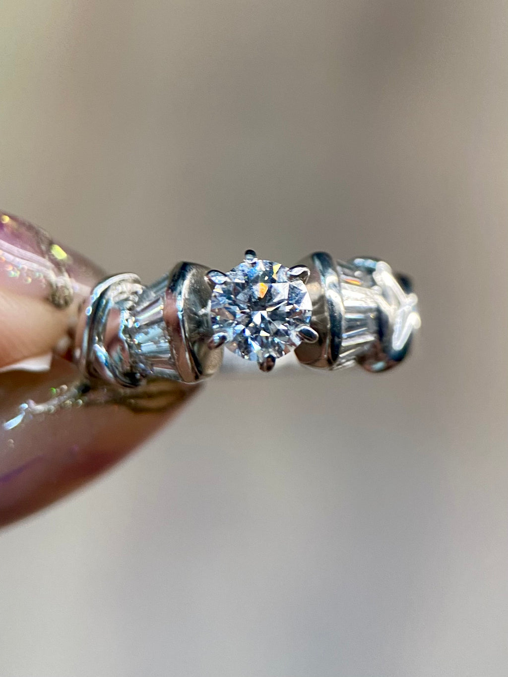 Oro Blanco 14k Redondo 0.50 Central + 0.24 Laterales de Diamantes Naturales                            Anillo Compromiso OF1672