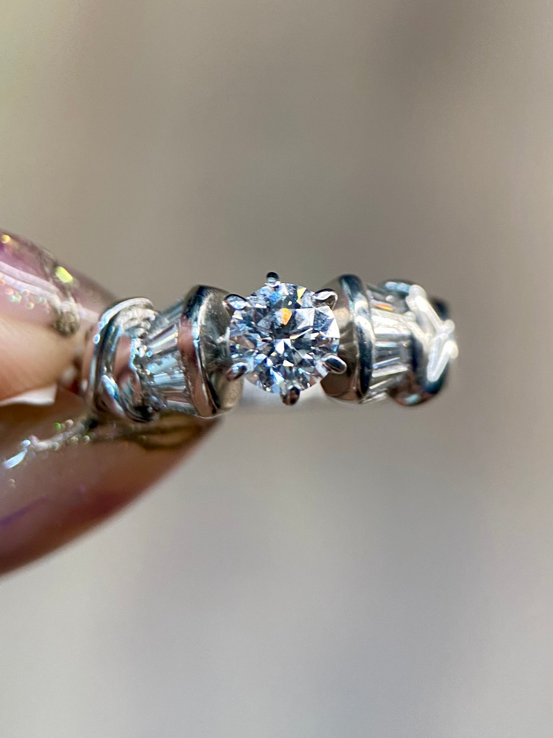 Oro Blanco 14k Redondo 0.50 Central + 0.24 Laterales de Diamantes Naturales                            Anillo Compromiso OF1672