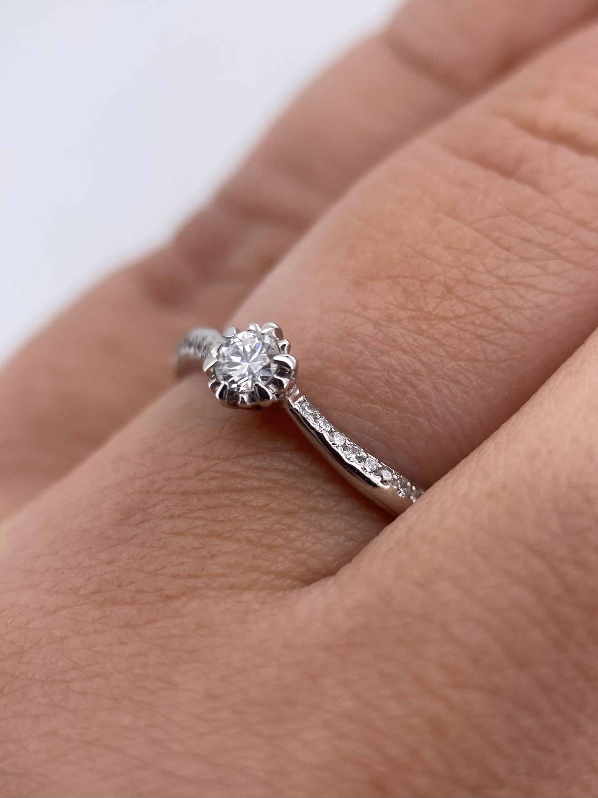 Oro Blanco 14k Redondo 0.16 con laterales de Diamantes Naturales                            Anillo Compromiso OF2097