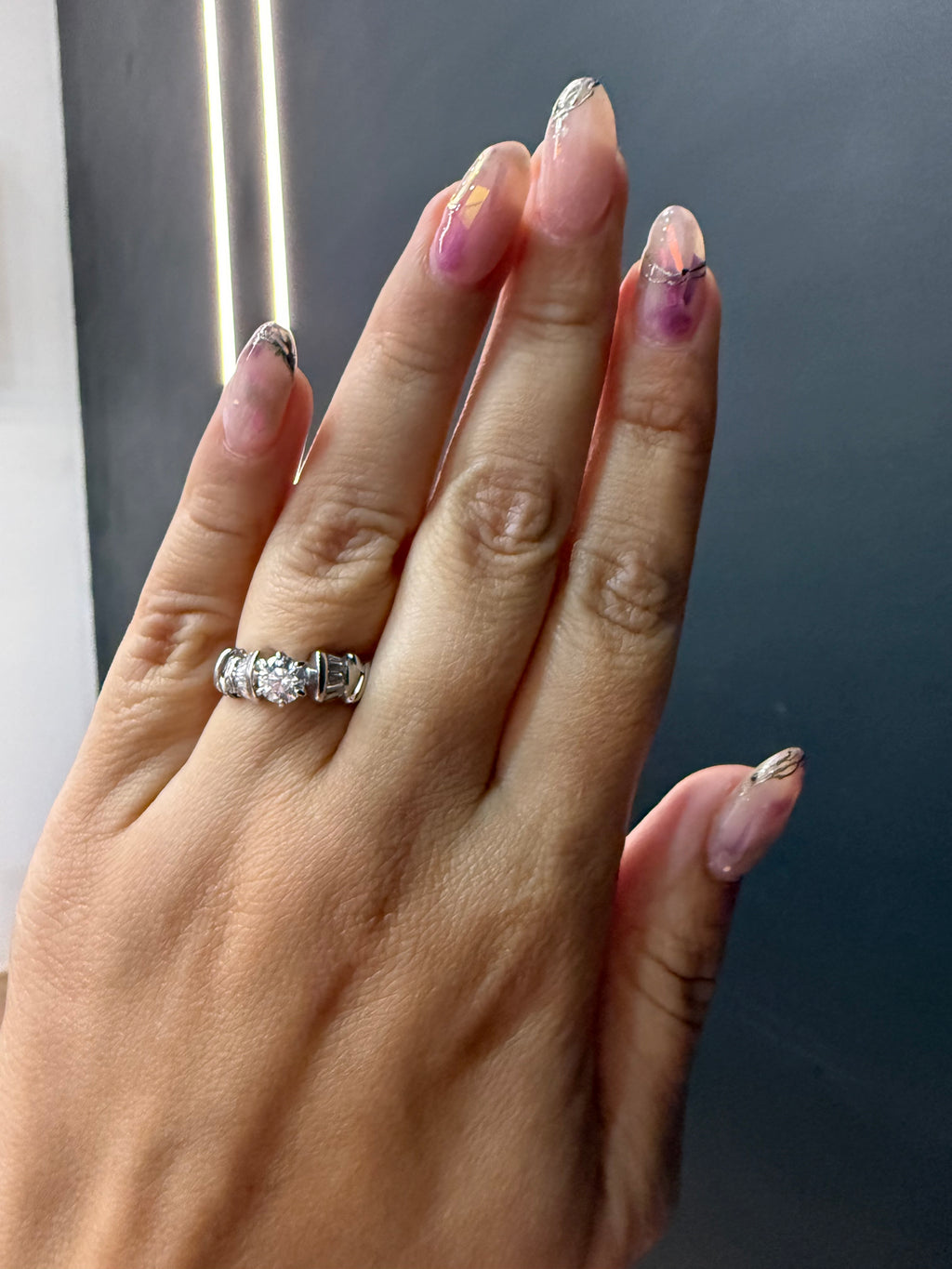 Oro Blanco 14k Redondo 0.50 Central + 0.24 Laterales de Diamantes Naturales                            Anillo Compromiso OF1672