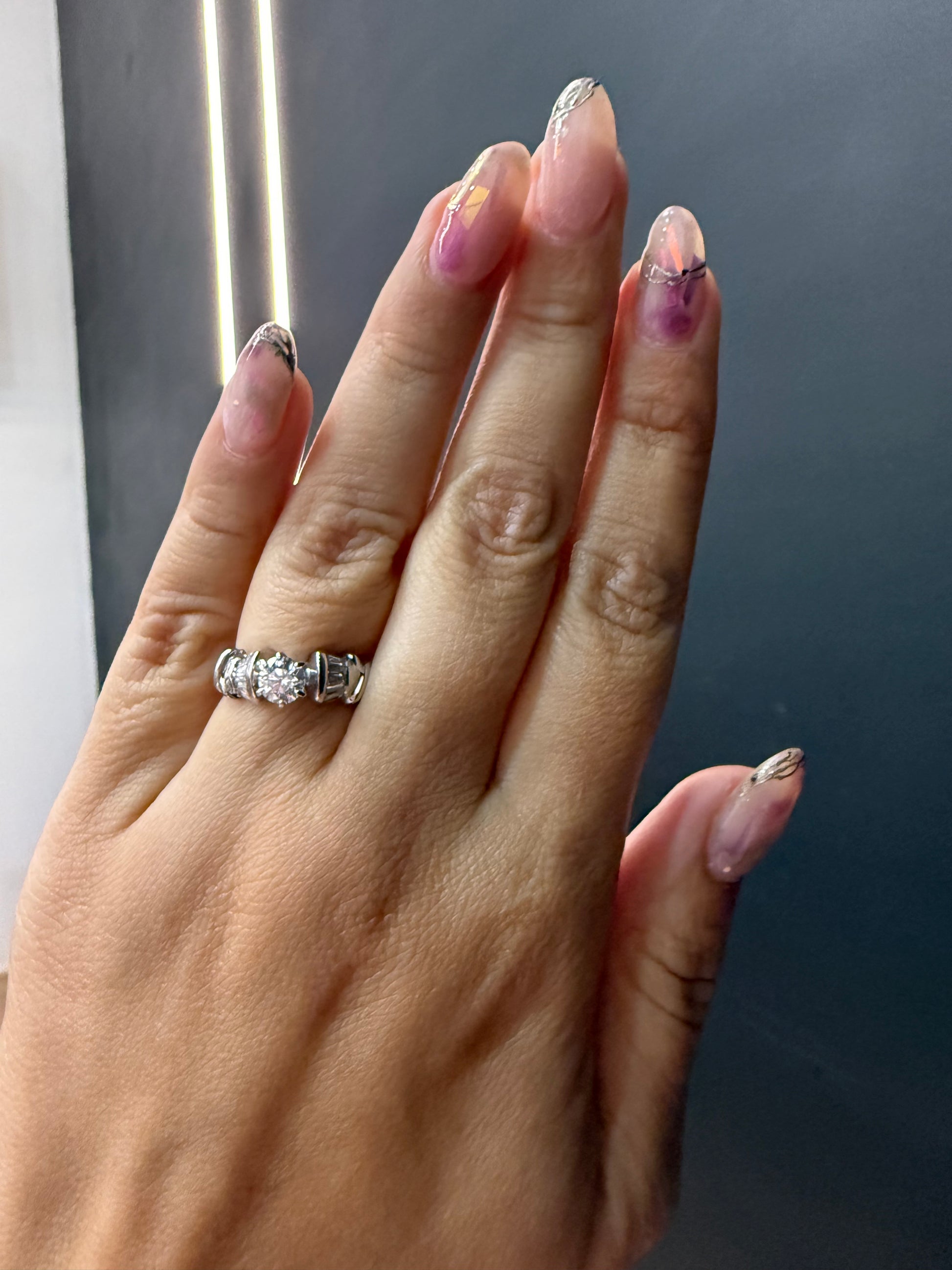 Oro Blanco 14k Redondo 0.50 Central + 0.24 Laterales de Diamantes Naturales                            Anillo Compromiso OF1672