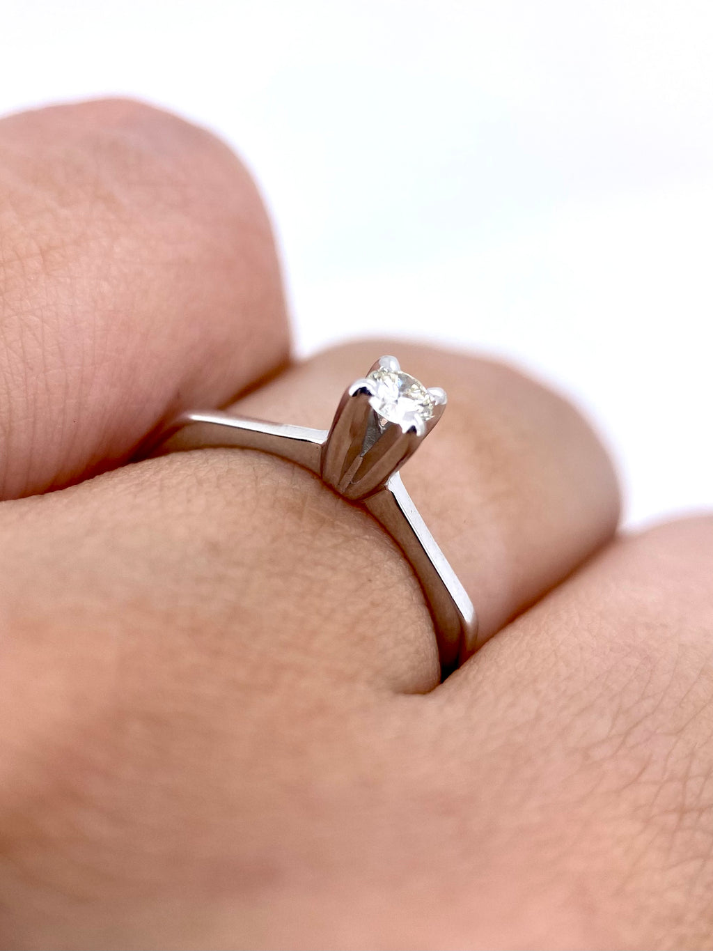 Oro Blanco 14k Redondo 0.10ct de Diamante Natural                                                  Anillo Compromiso OF2335