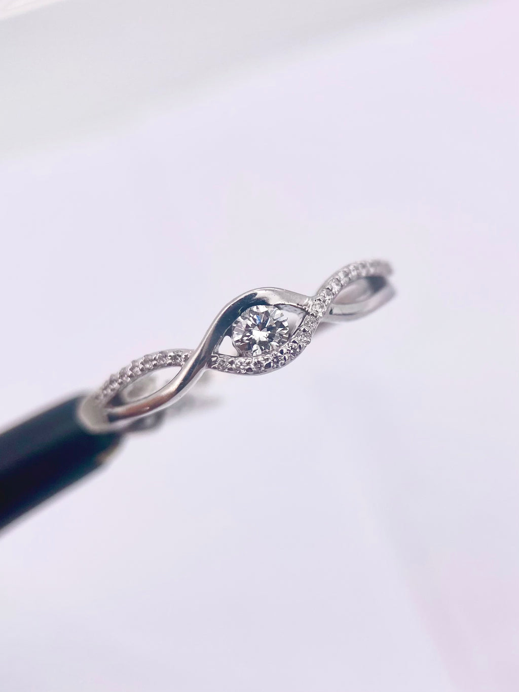 Oro Blanco 14k Redondo 0.11ct Central + 0.14 Laterales de Diamantes Naturales                            Anillo Compromiso OF1957