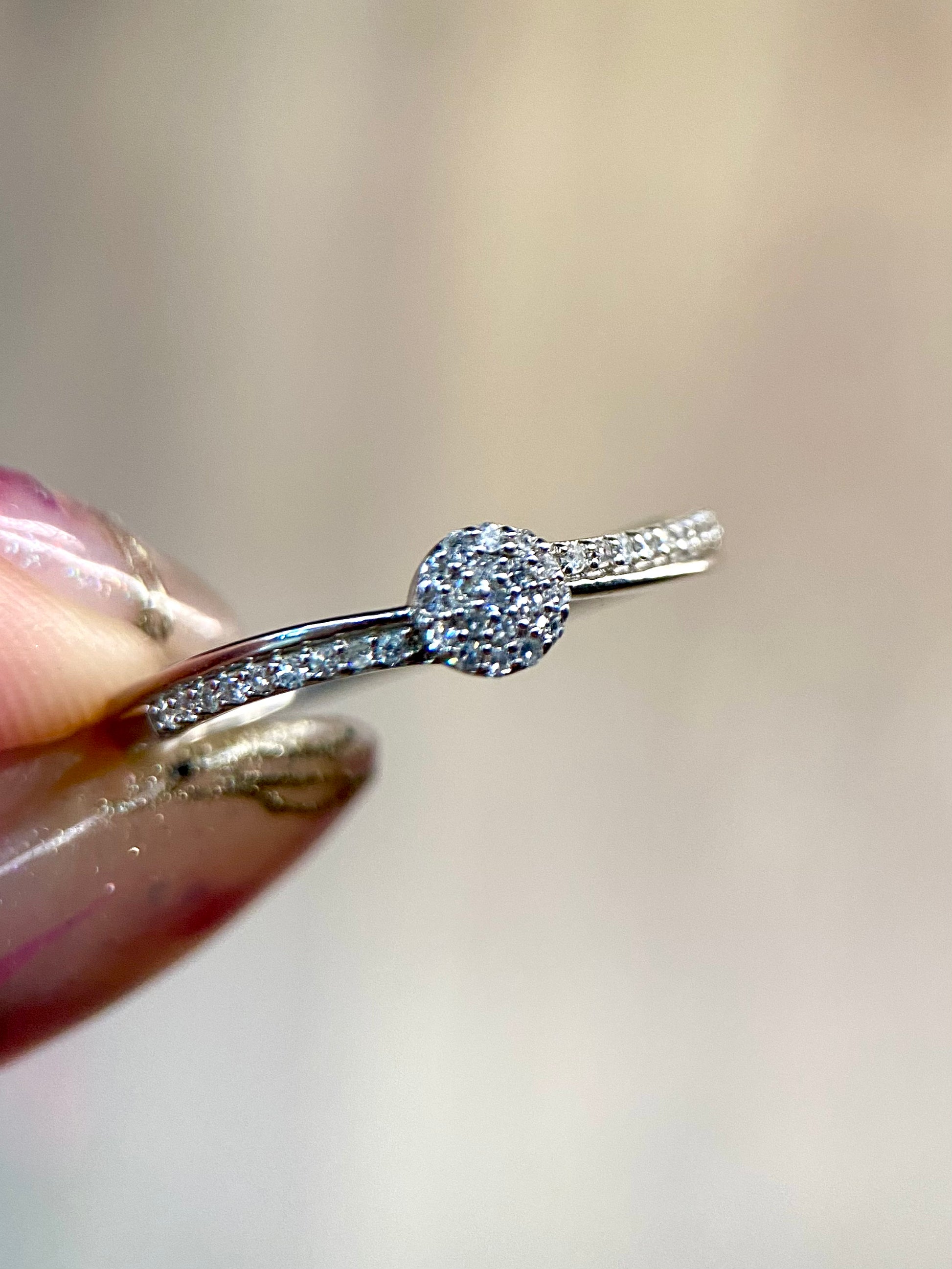 Oro Blanco 14k Redondo 0.18 con laterales de Diamantes Naturales                            Anillo Compromiso OF2125