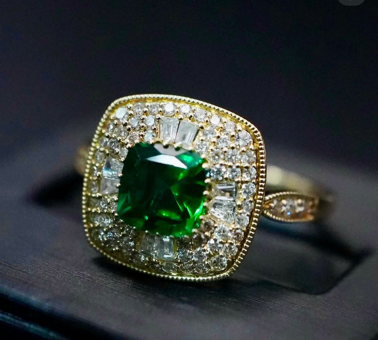 Oro Amarillo 14k Princess 0.80ct Central Esmeralda Tratada + 0.50ct Laterales de Diamantes Naturales                            Anillo Compromiso OF2246