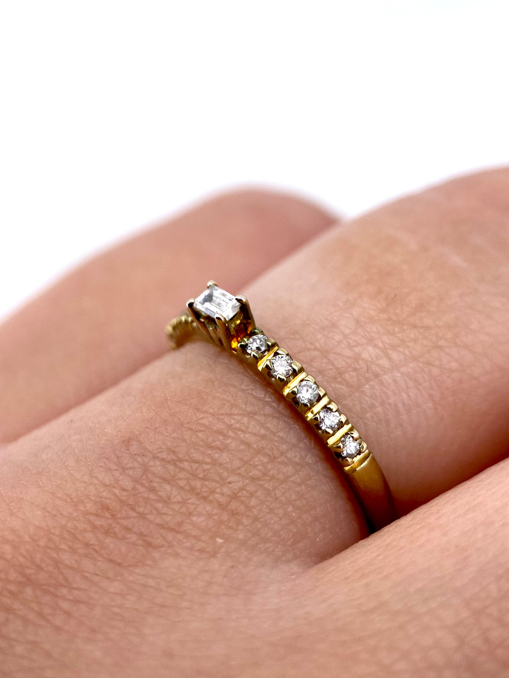 Oro Amarillo 14k Redondo 0.08 Central + 0.09 Laterales de Diamantes Naturales                            Anillo Compromiso OF1168