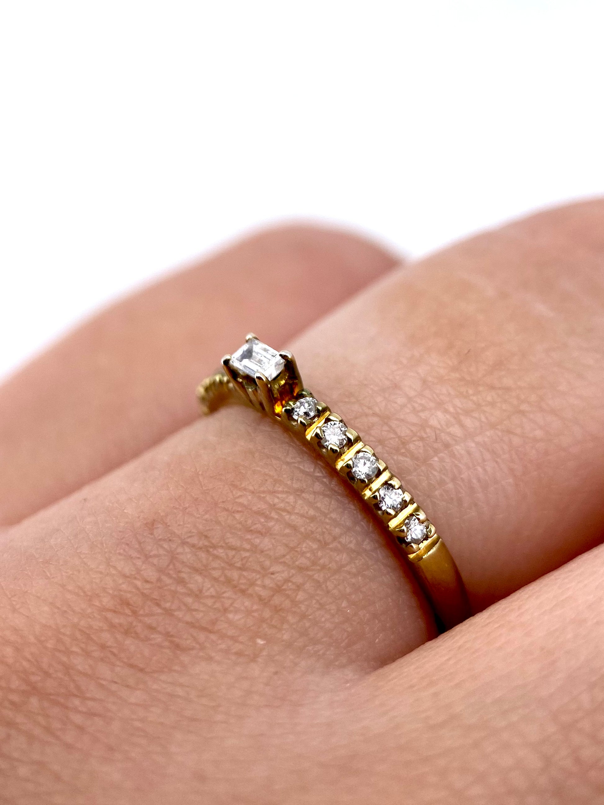 Oro Amarillo 14k Redondo 0.08 Central + 0.09 Laterales de Diamantes Naturales                            Anillo Compromiso OF1168